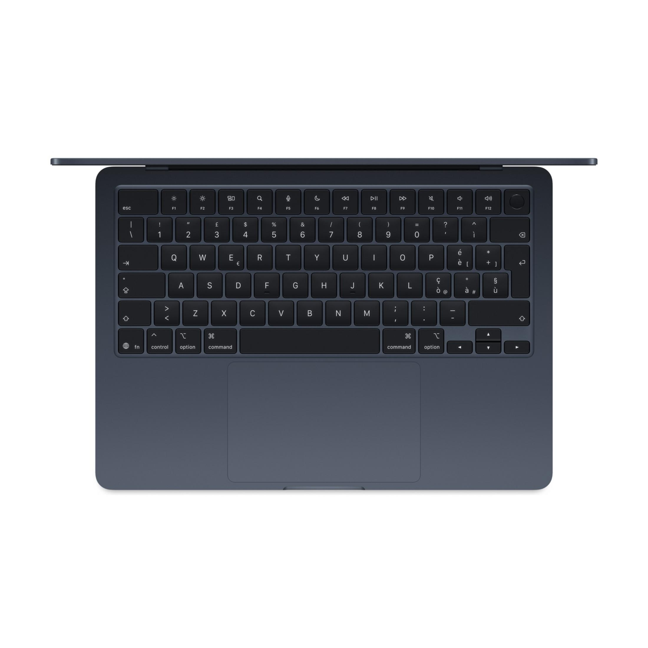Un laptop MacBook Air blu scuro è aperto, mostrando tastiera e trackpad.