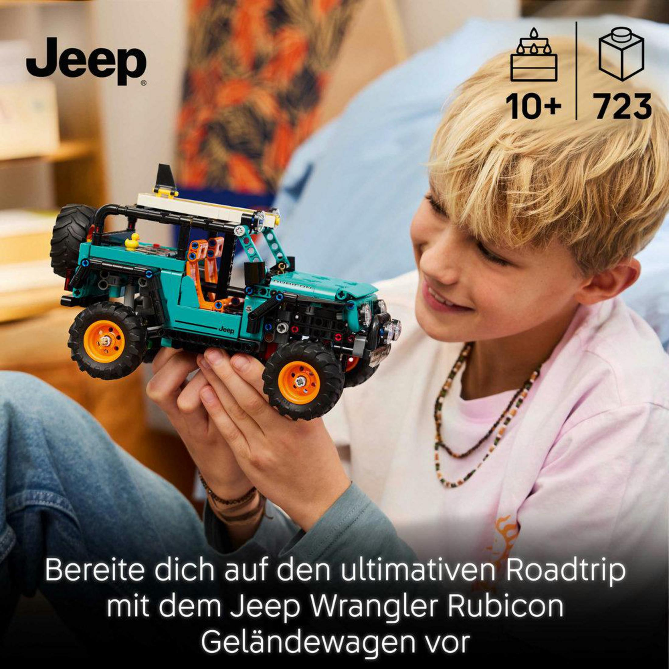 Un niño sostiene un modelo Lego azul del Jeep Wrangler. Edad 10+, 723 piezas.