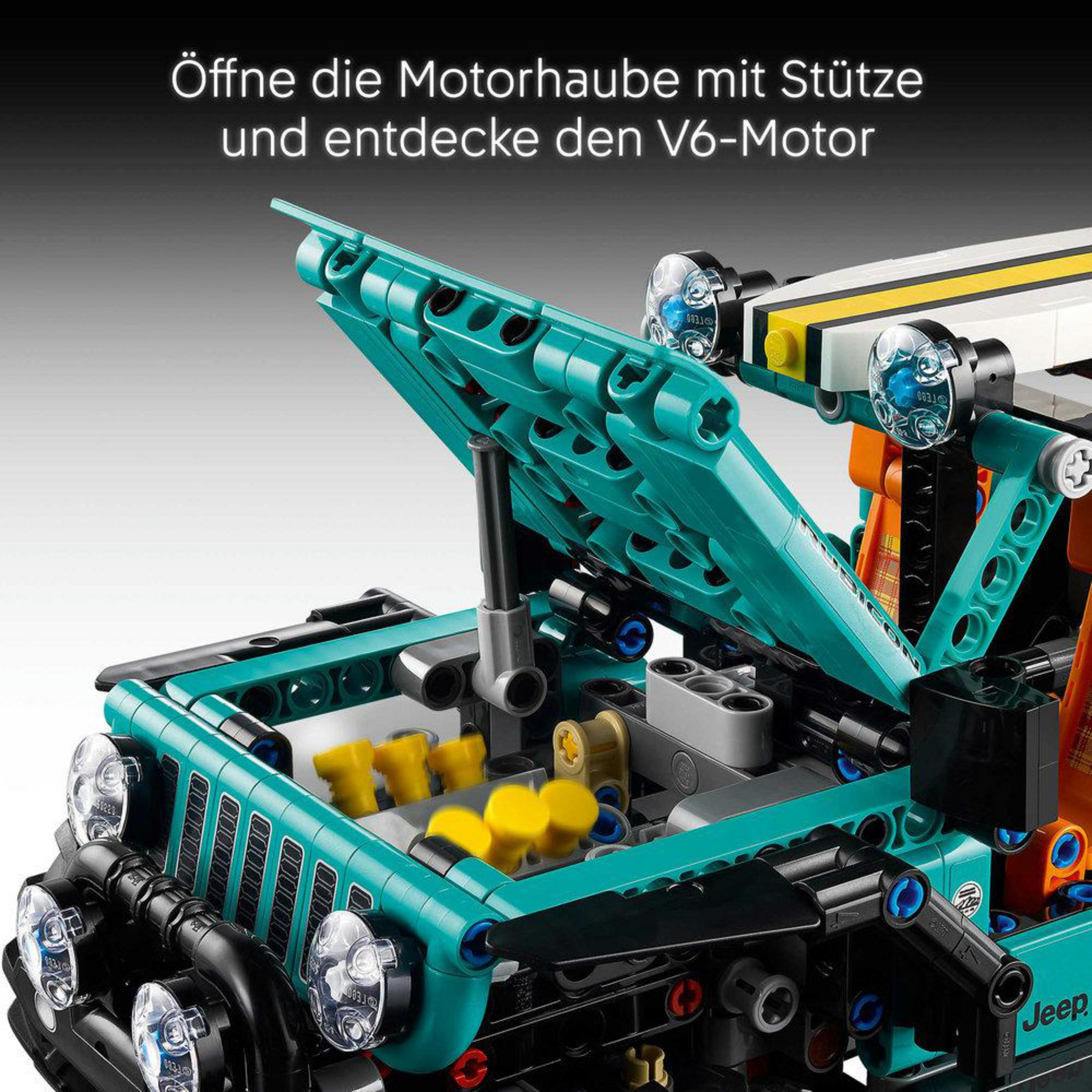 Parte de un modelo Lego Jeep turquesa con capó abierto, revelando partes del motor V6.