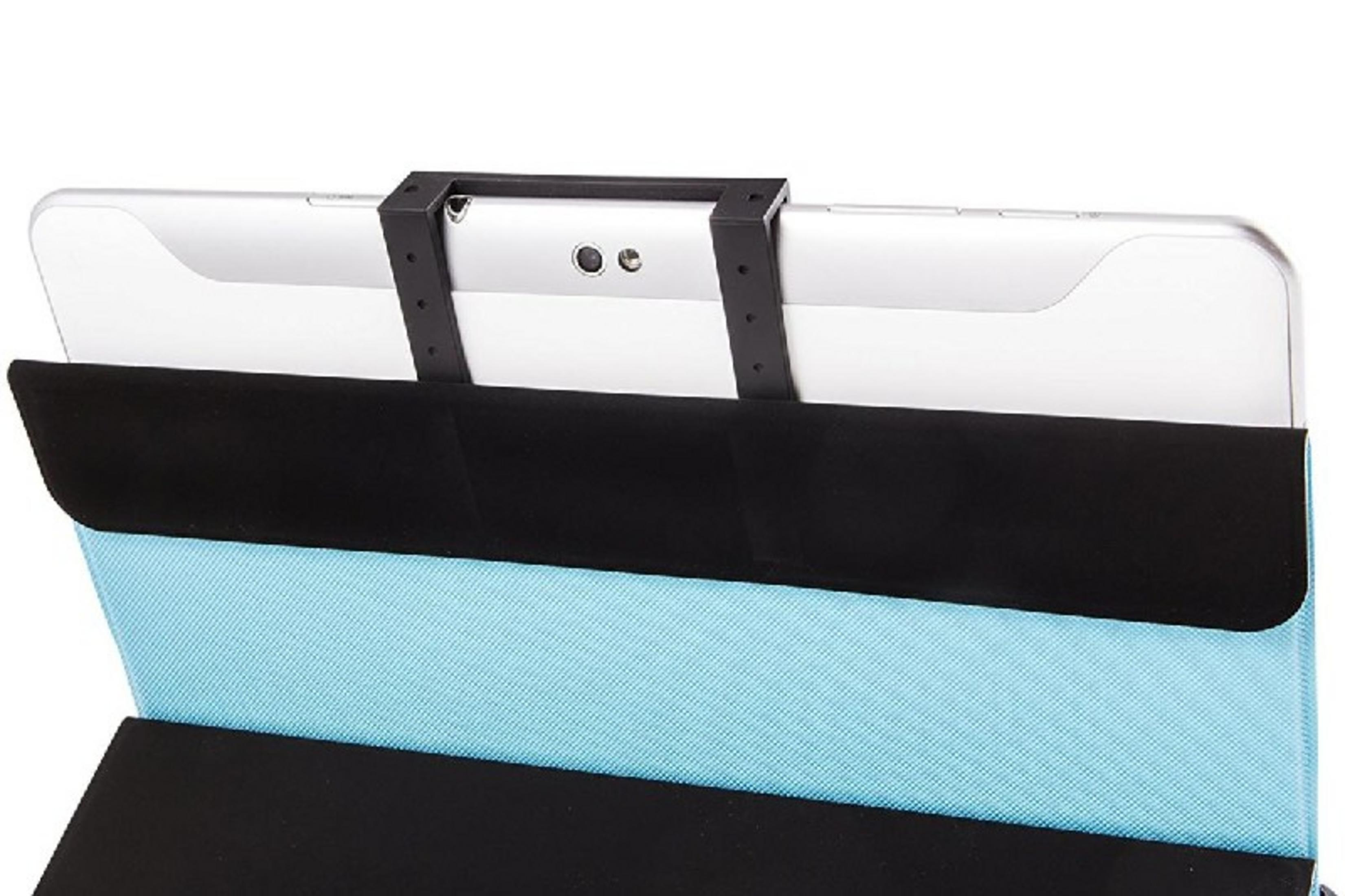 Una tableta plateada con cámaras y soporte negro sobre tela azul.
