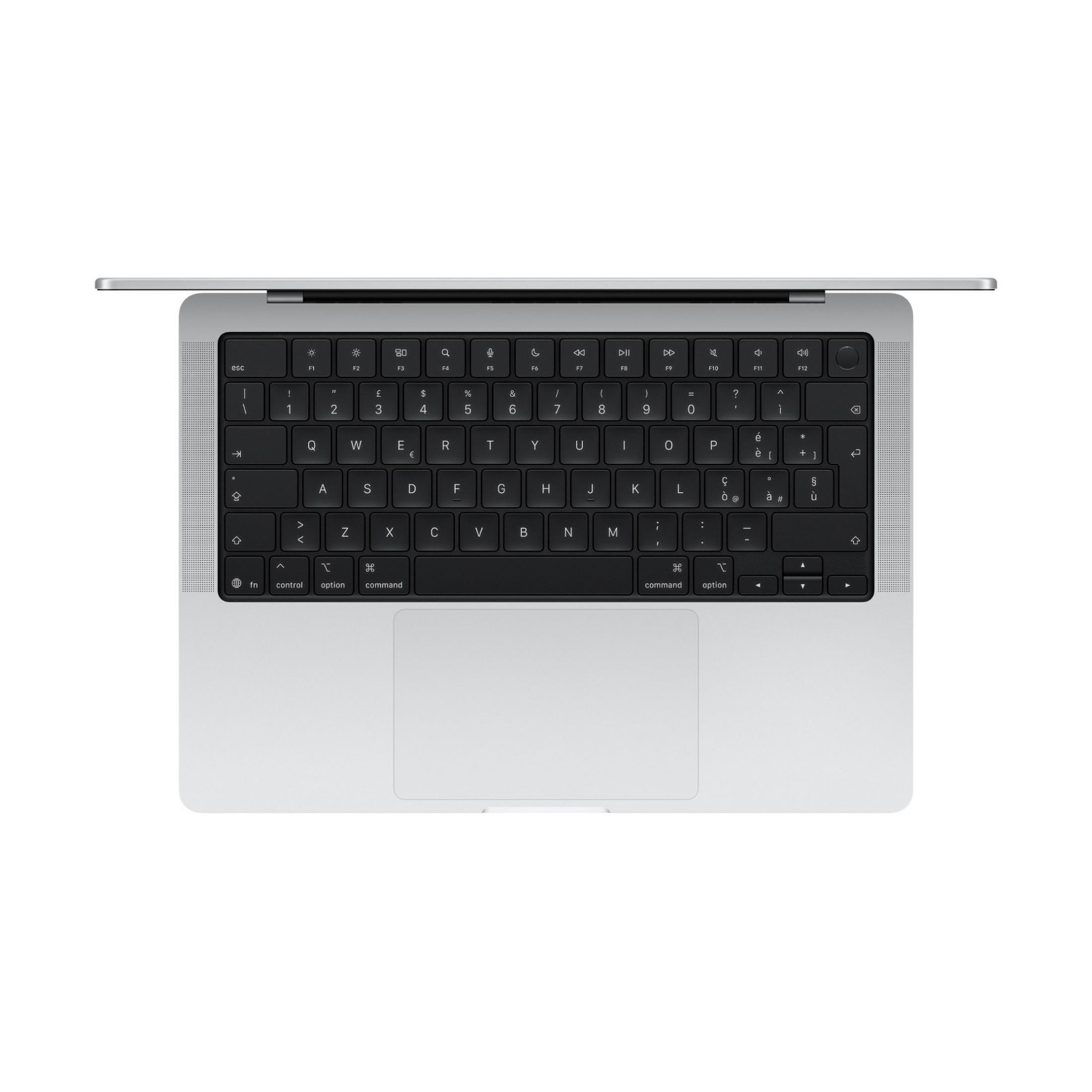 Srebrny laptop jest otwarty, pokazując czarną klawiaturę i gładzik na białym tle.