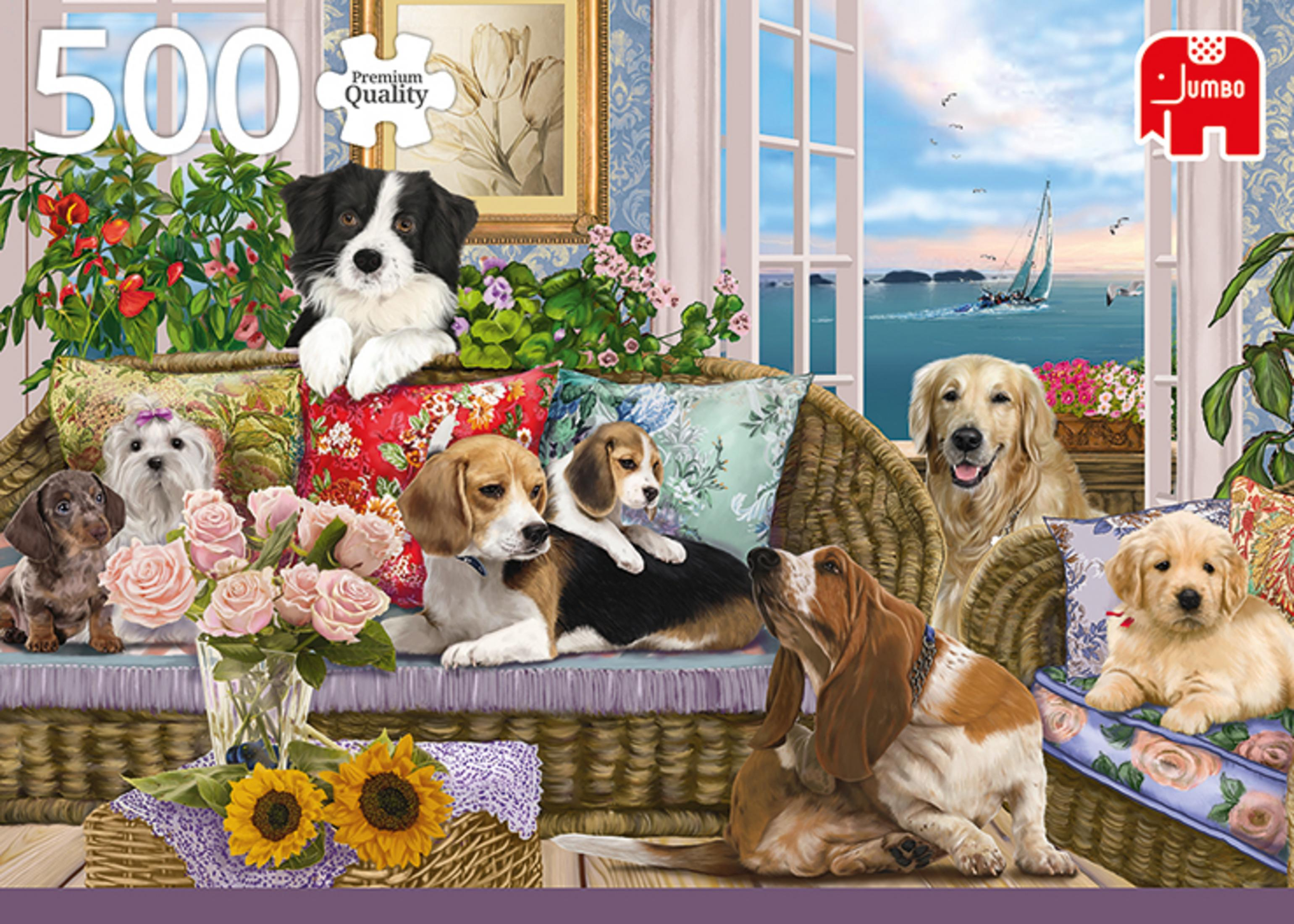 Molti cani di varie razze siedono su divani e cesti, con rose e girasoli.