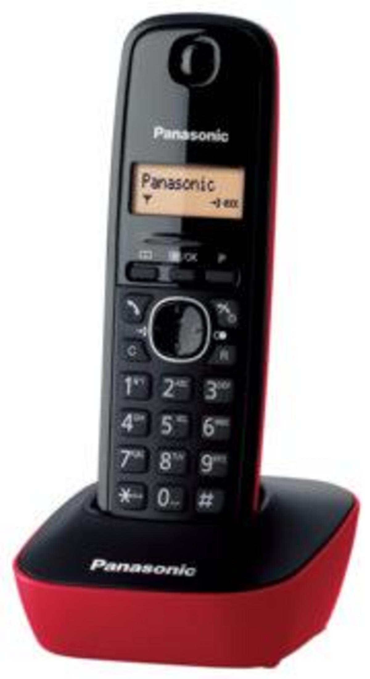 Un teléfono inalámbrico Panasonic negro con base roja.