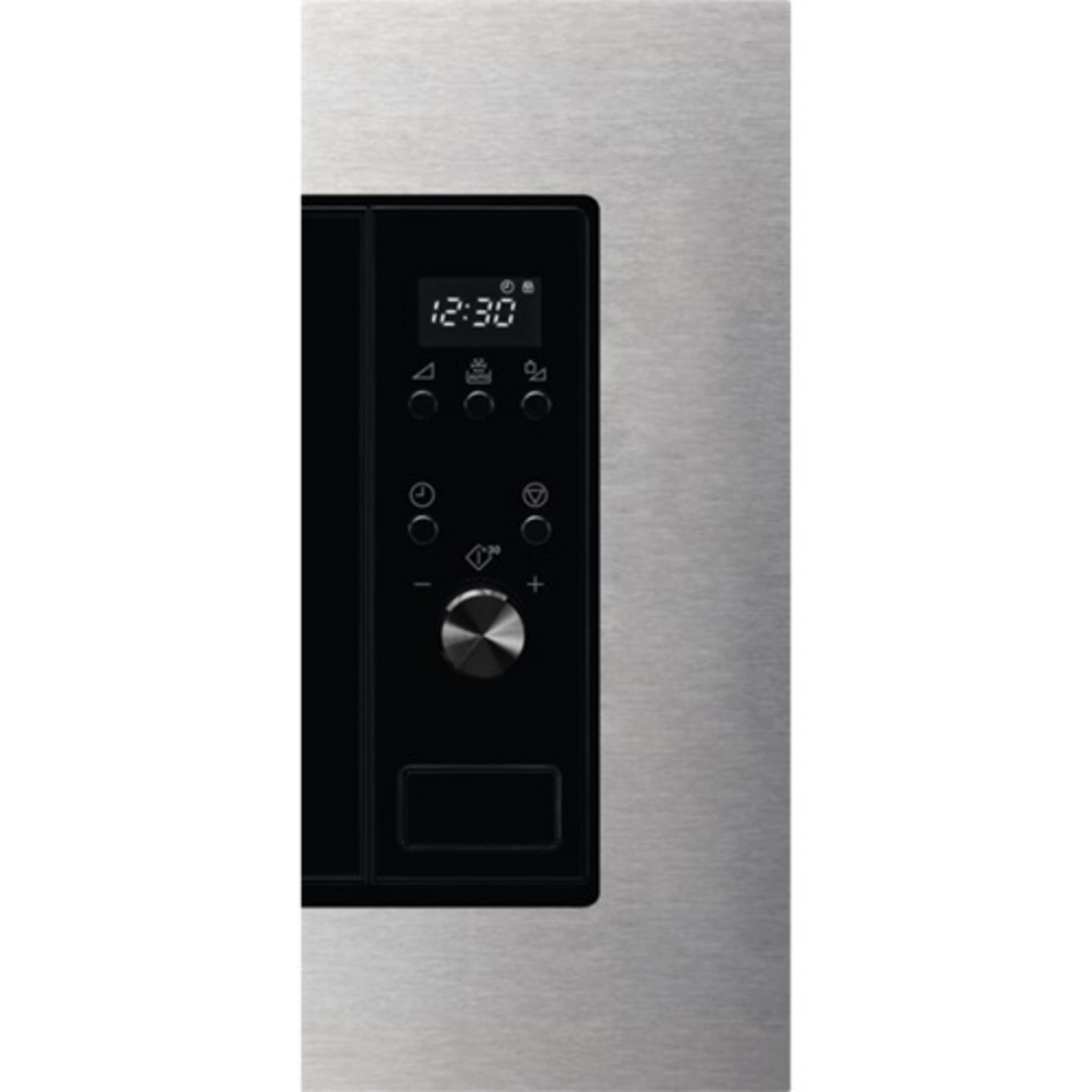 Primer plano del panel de control de microondas que muestra 12:30.