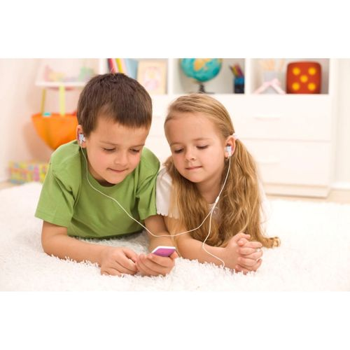 Due bambini sdraiati su un tappeto ascoltano musica con auricolari.