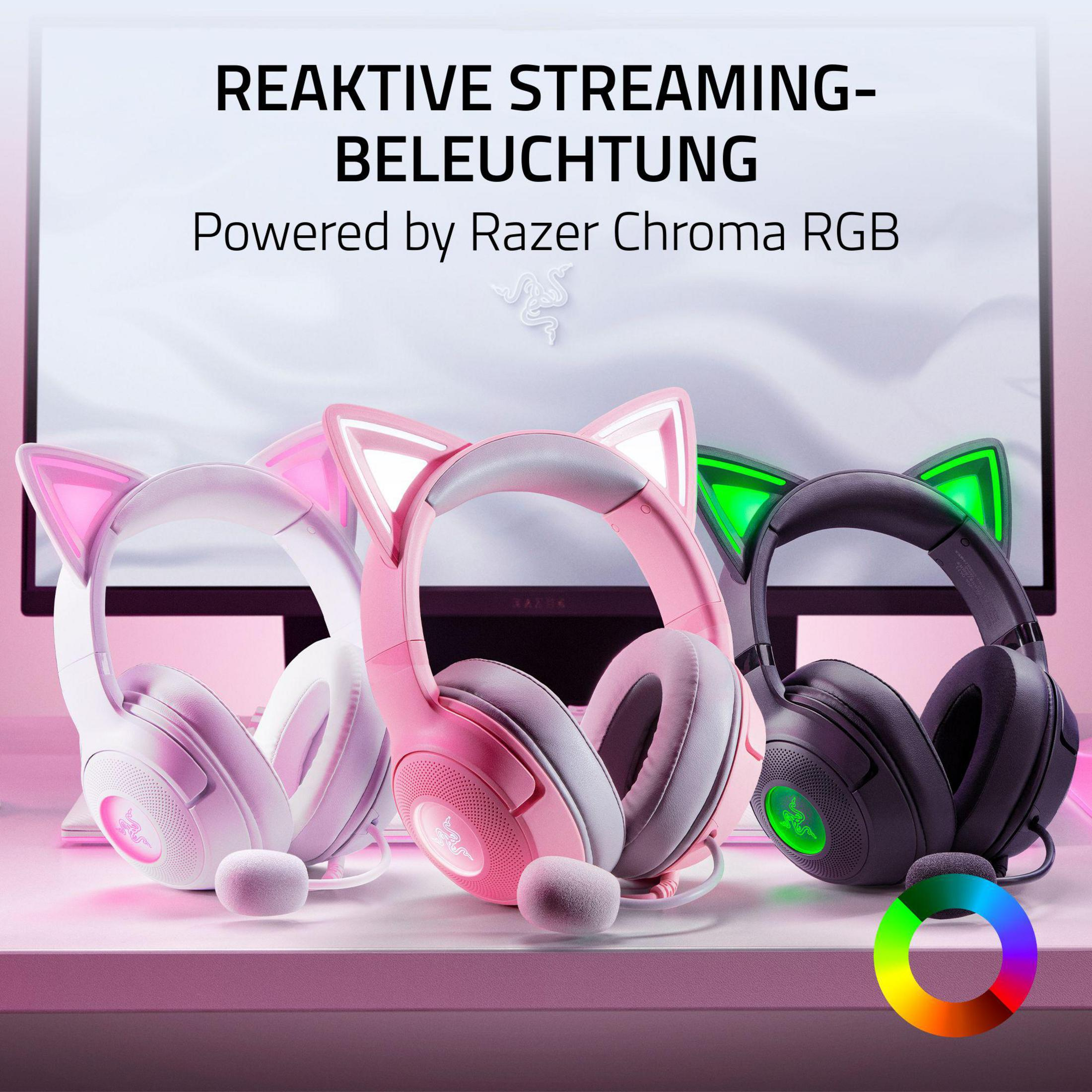 Trzy słuchawki Razer z kocimi uszami, dwa różowe, jeden czarny, świecące.