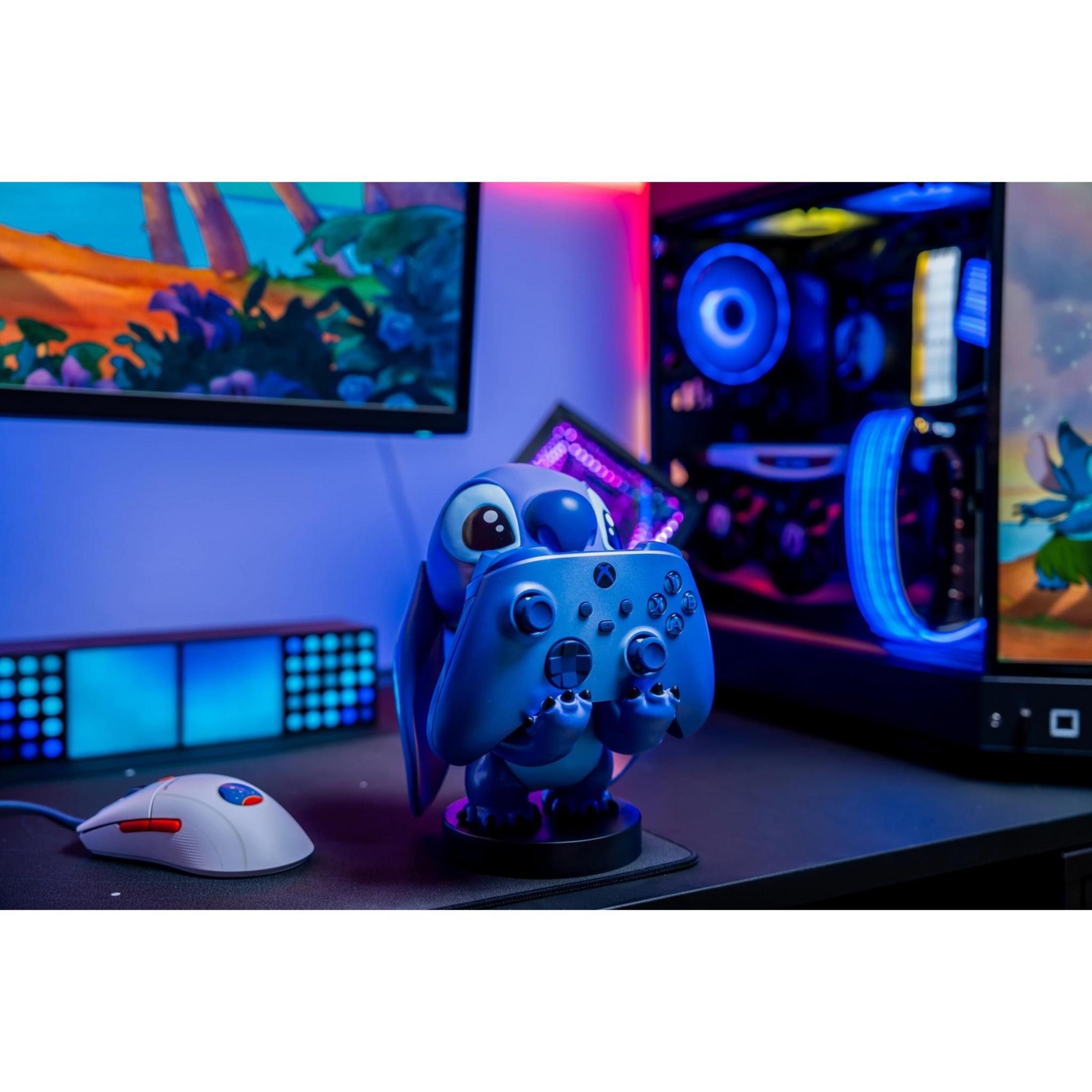 Statua di Stitch tiene controller blu, accanto a mouse e PC con illuminazione RGB.