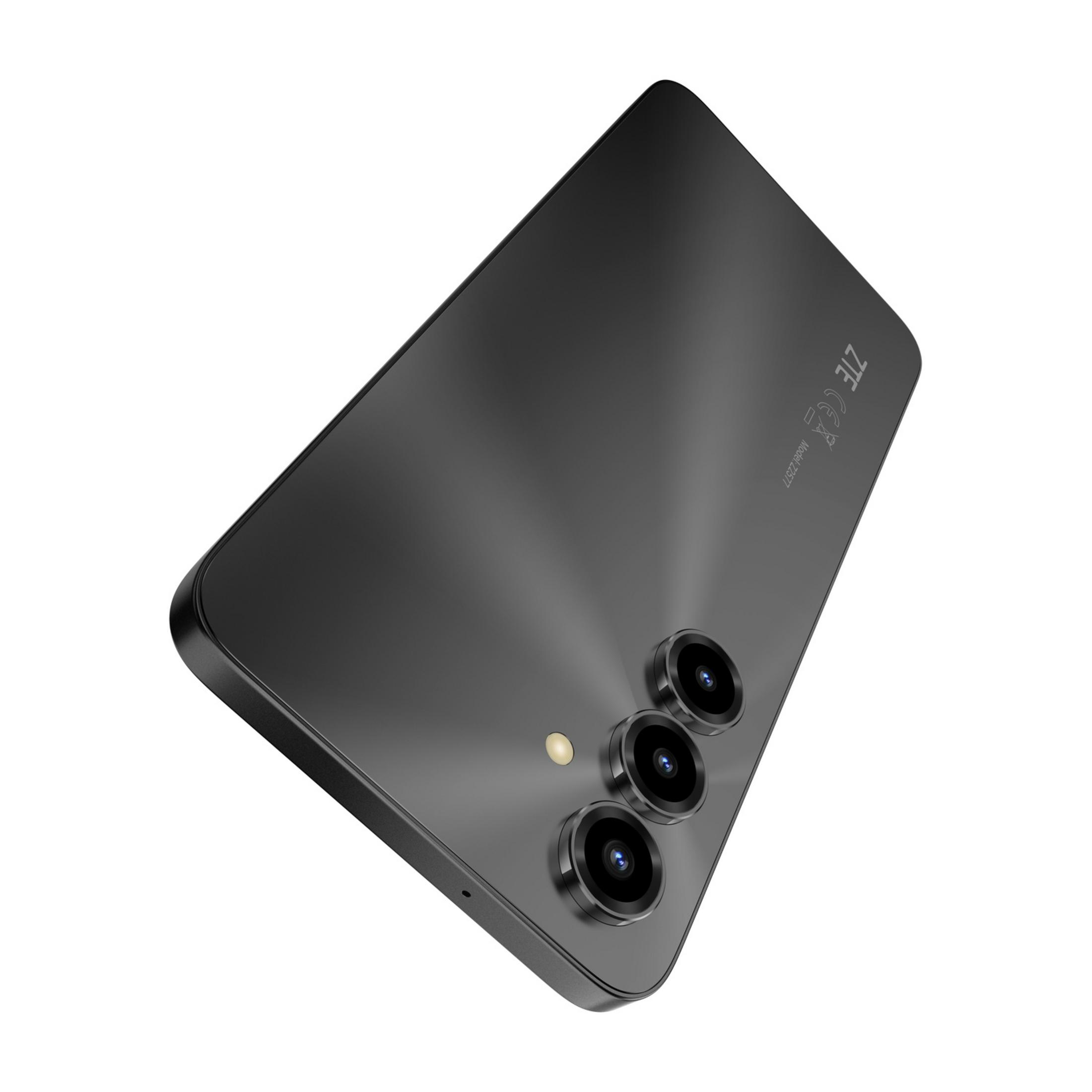 Smartphone nero con tre fotocamere e logo ZTE, su sfondo bianco.