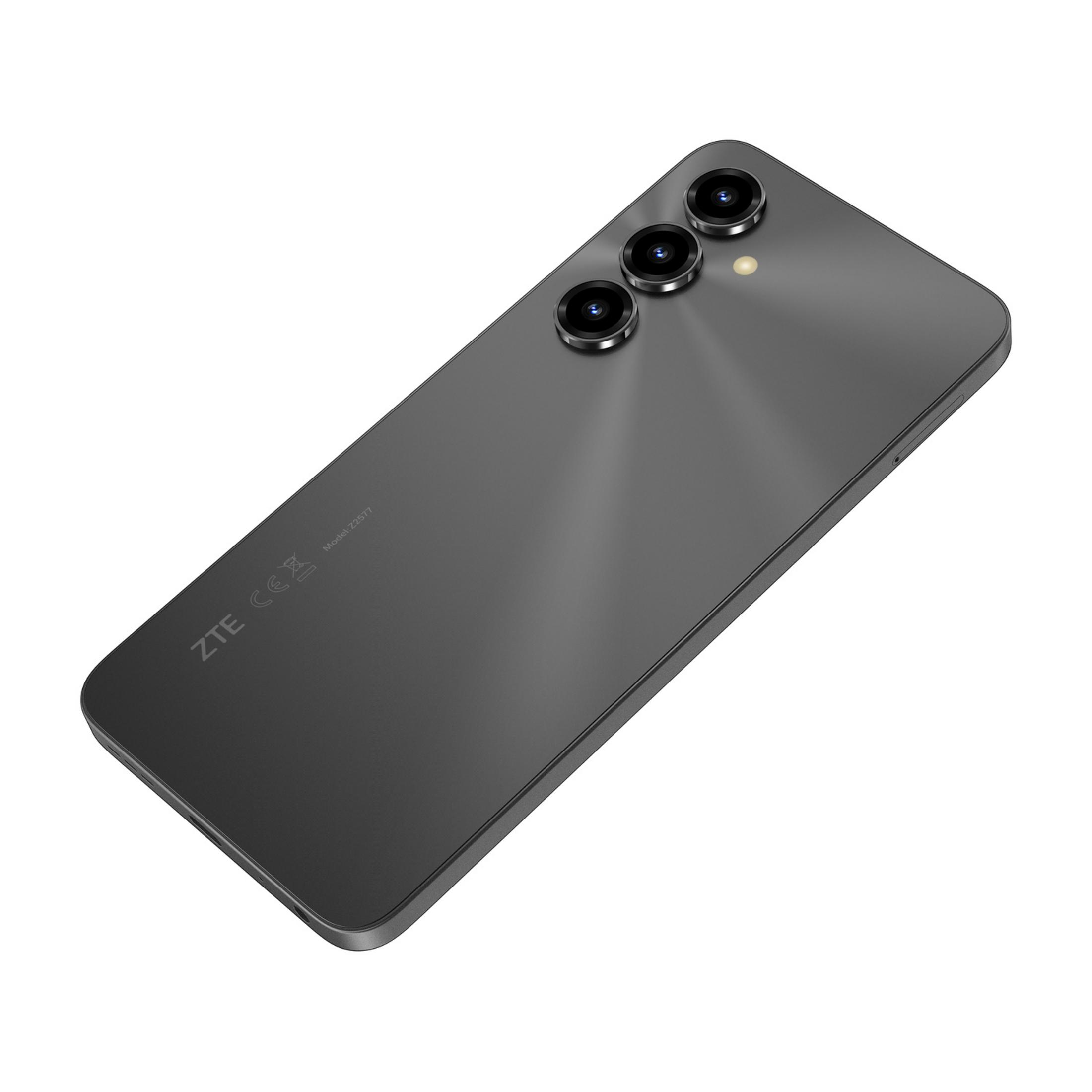 Smartphone grigio con tre fotocamere e logo ZTE, modello Z2577.