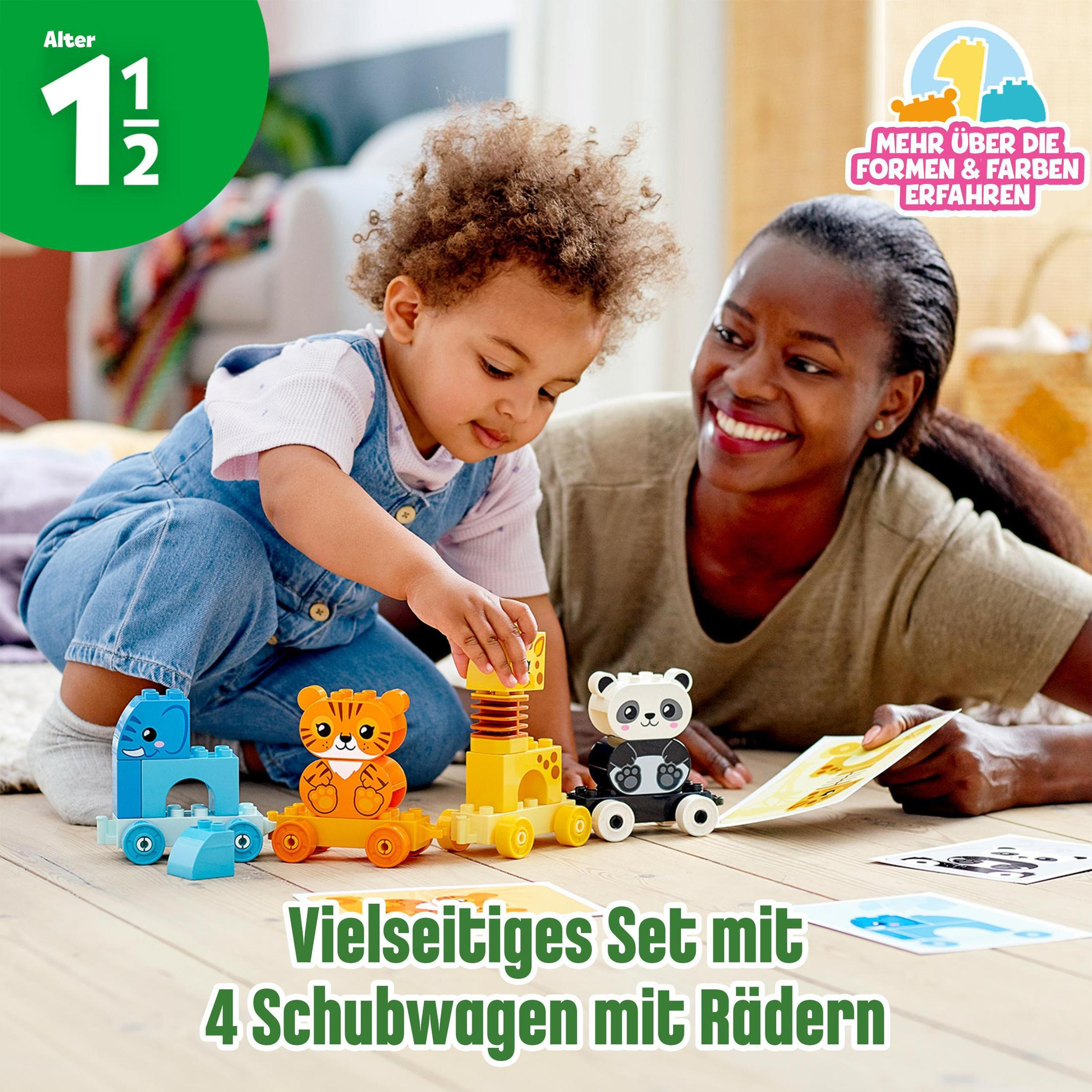 Eine Frau und ein Kind spielen mit bunten Bauklötzen auf dem Boden.