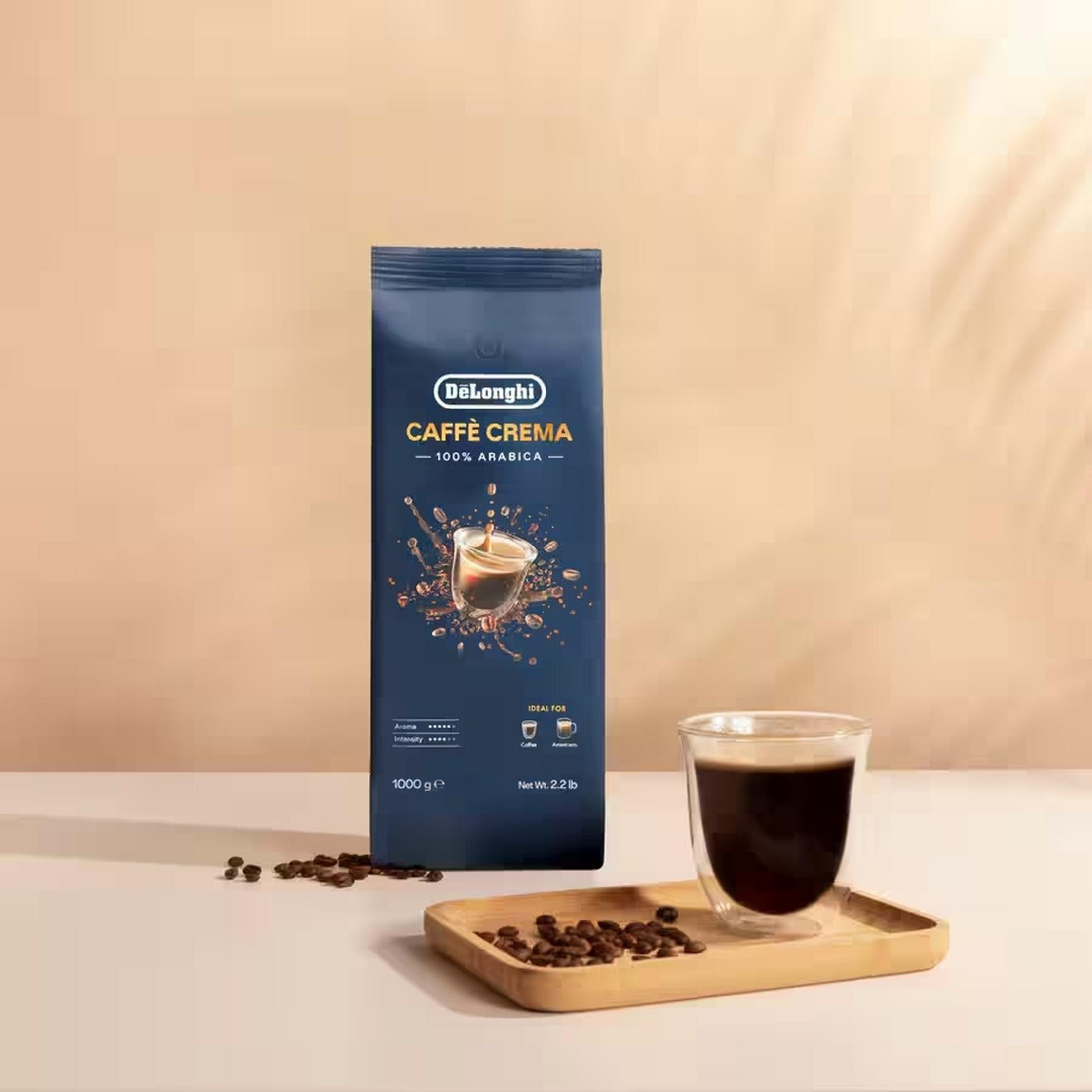 Eine Tüte DeLonghi Caffè Crema Kaffeebohnen mit einem Glas Kaffee.