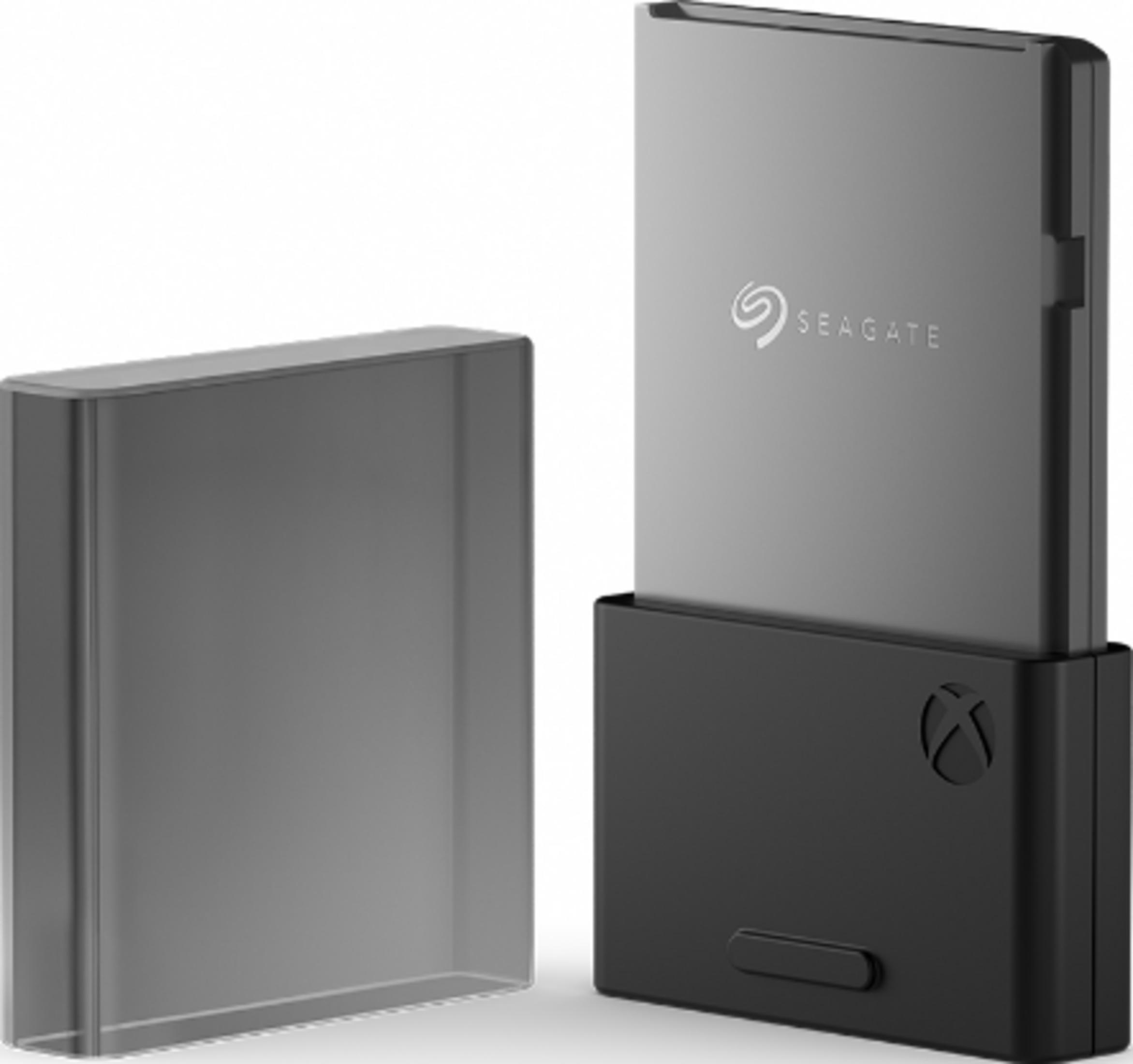 Un'unità Seagate argentata con logo Xbox e una custodia protettiva trasparente.