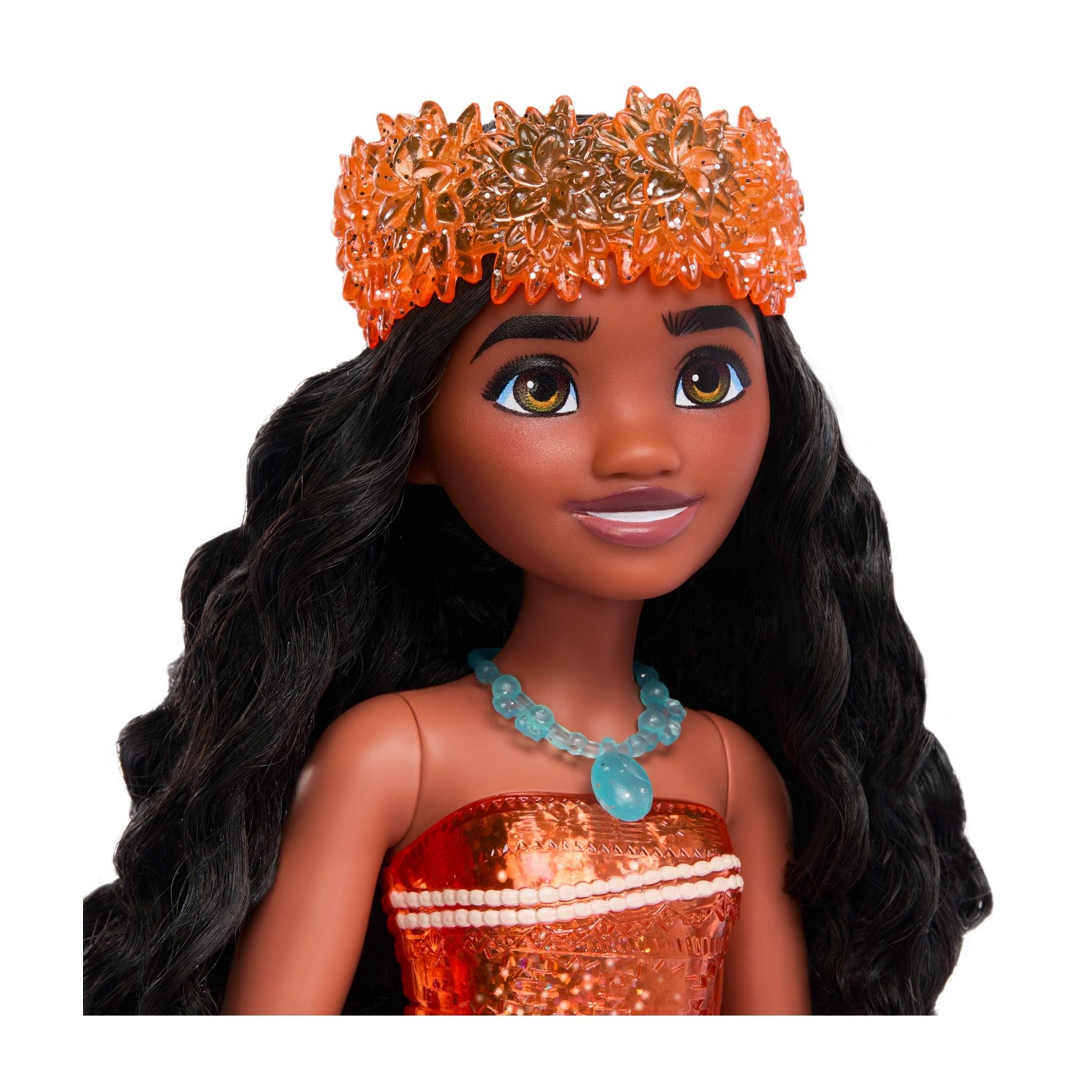 Moana-Puppe mit orangefarbenem Diadem und Kleid, blauer Halskette.