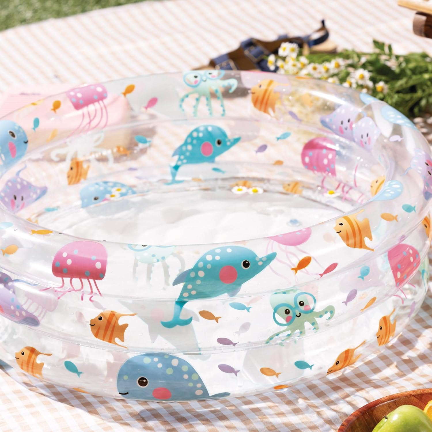 Piscina inflable con diseños de vida marina: delfines, medusas y peces.
