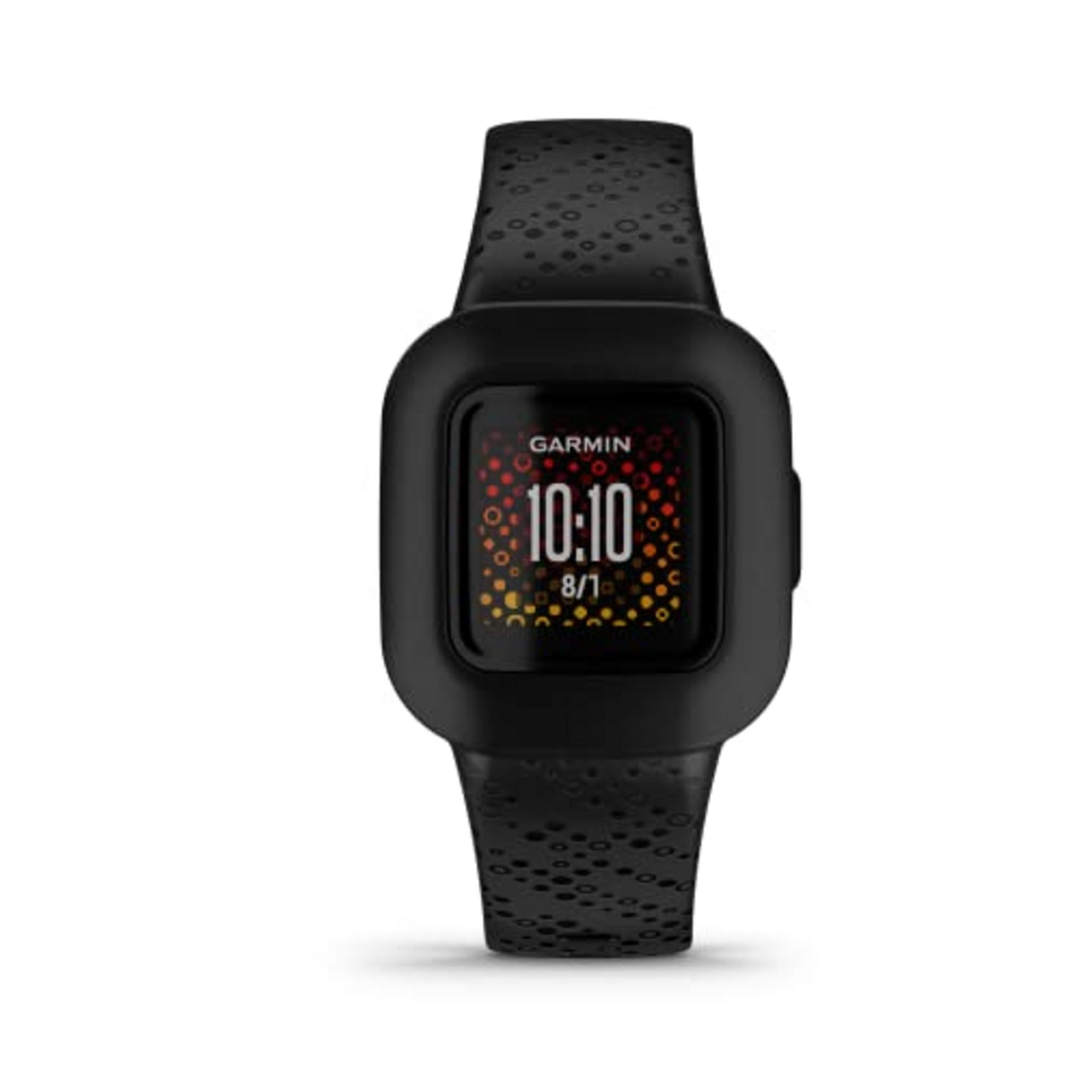 Smartwatch Garmin nero con display digitale 10:10 e sfondo colorato.