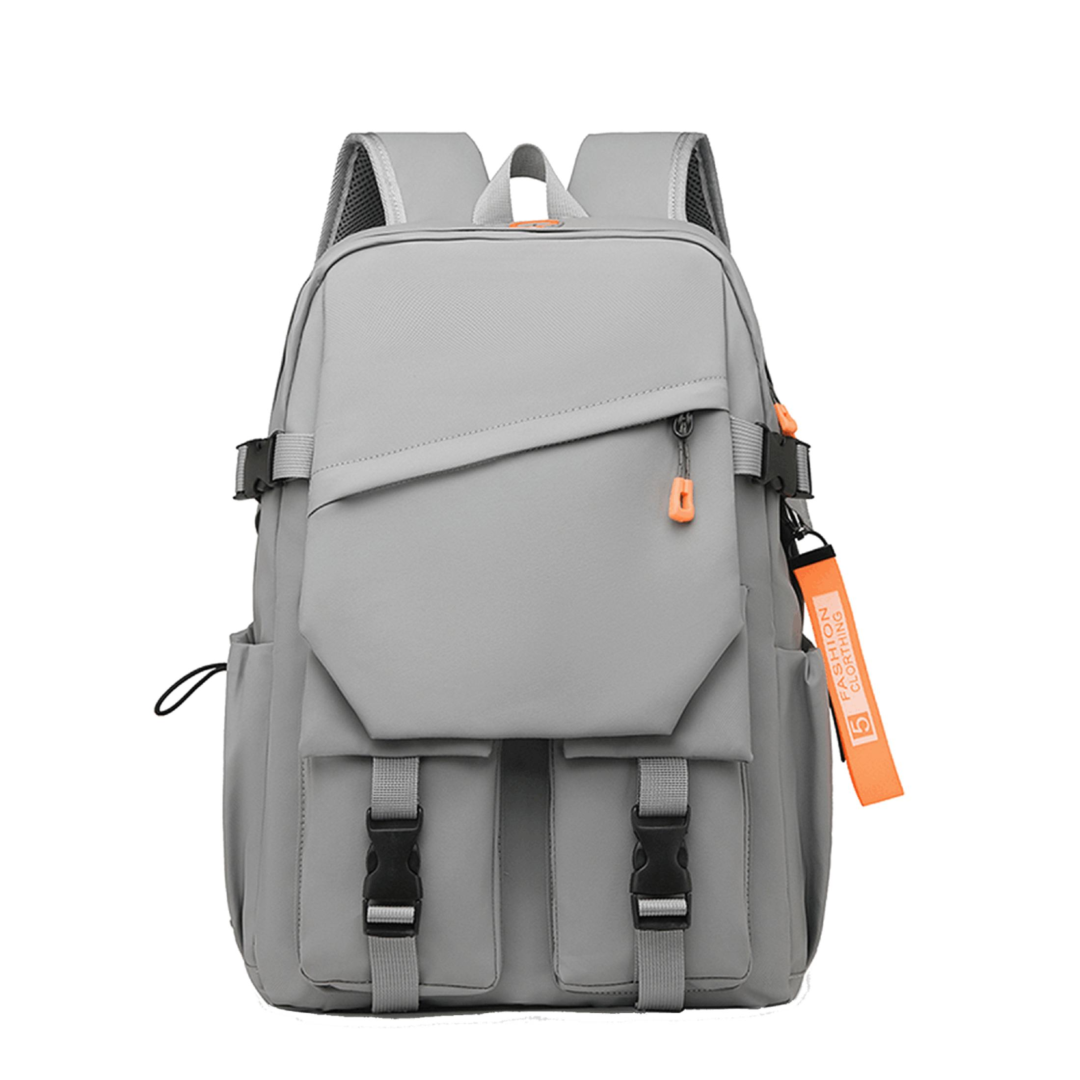 Zaino grigio con tasche multiple, accenti arancioni e un'etichetta appesa.
