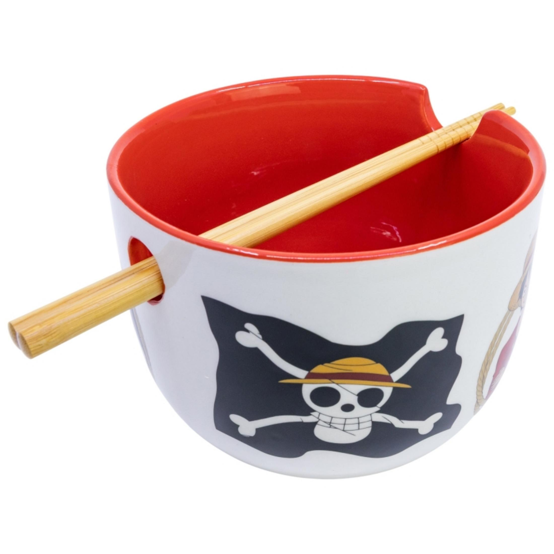 Cuenco blanco para ramen con interior rojo, diseño de bandera Jolly Roger y palillos.