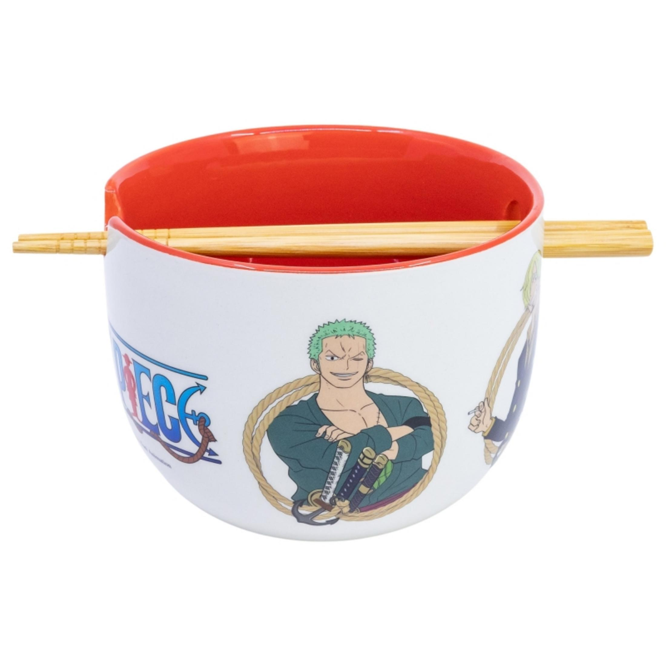 Un cuenco blanco con borde rojo muestra personajes de anime y un par de palillos.