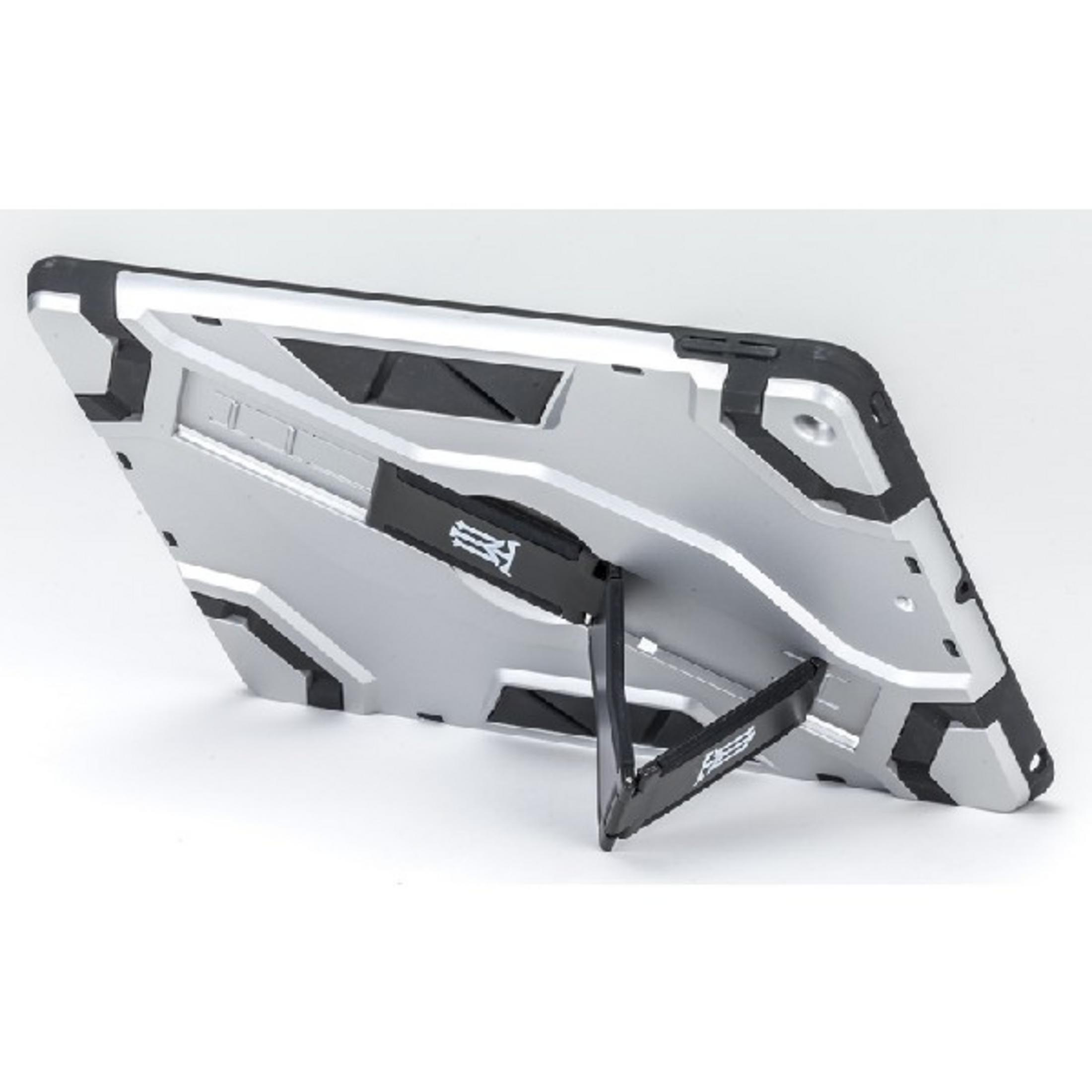 Funda plateada para tableta con soporte negro, vista angular sobre superficie blanca.