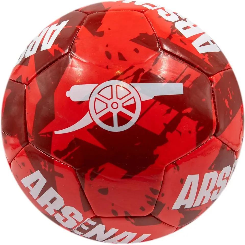 Czerwona piłka nożna z logo Arsenalu i białymi napisami.