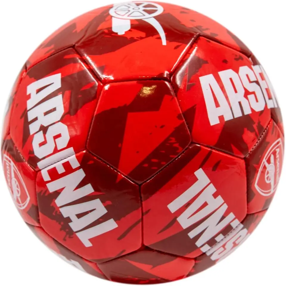 Czerwona piłka nożna z białym napisem Arsenal i wzorem moro.