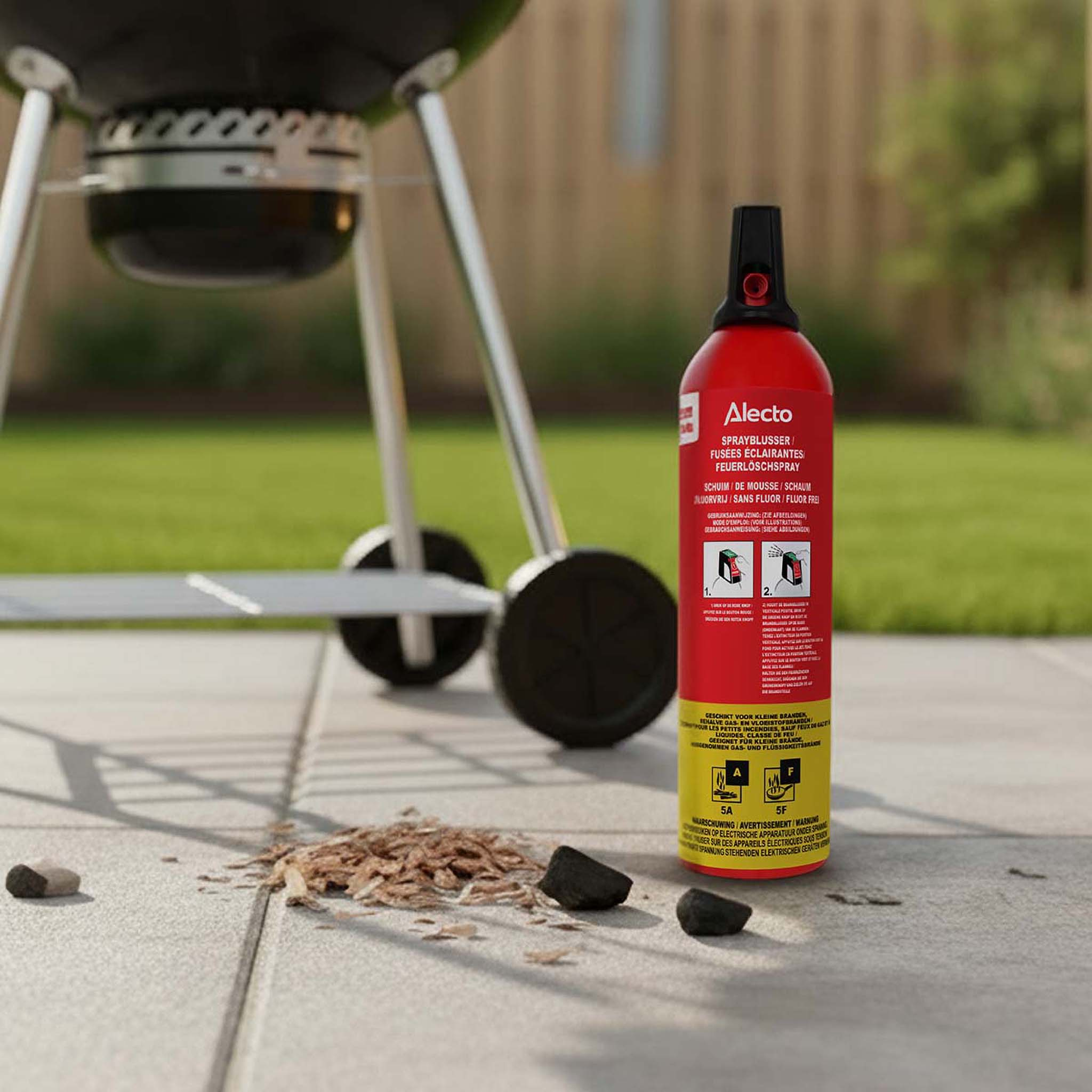 Een rode brandblusser naast een grill op een betegeld terras.