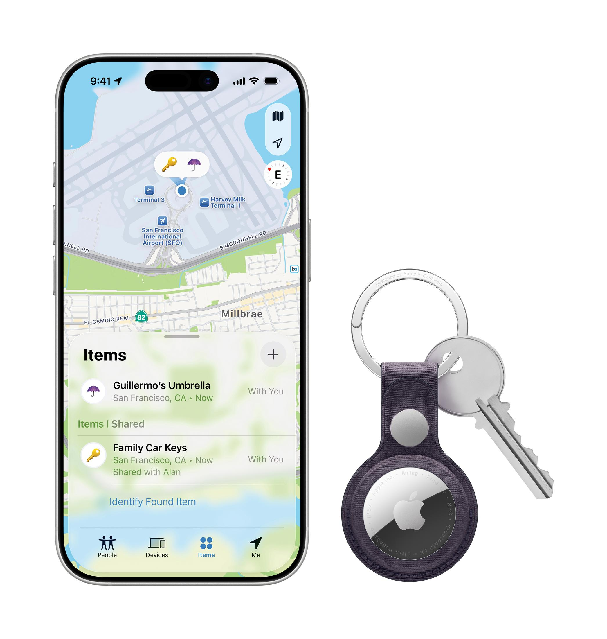 Ein iPhone zeigt eine Karte mit Gegenständen an, daneben ein Schlüsselbund mit AirTag.