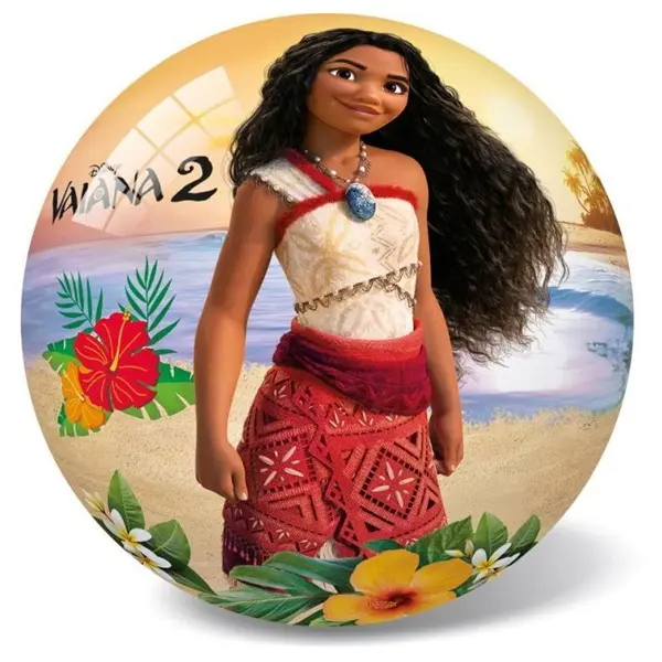 Moana 2: Moana stoi na plaży z kwiatami i tytułem w tle.
