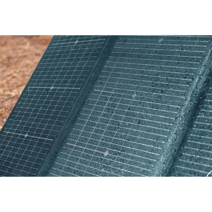 Un primo piano di pannelli solari con goccioline d'acqua sulla superficie.