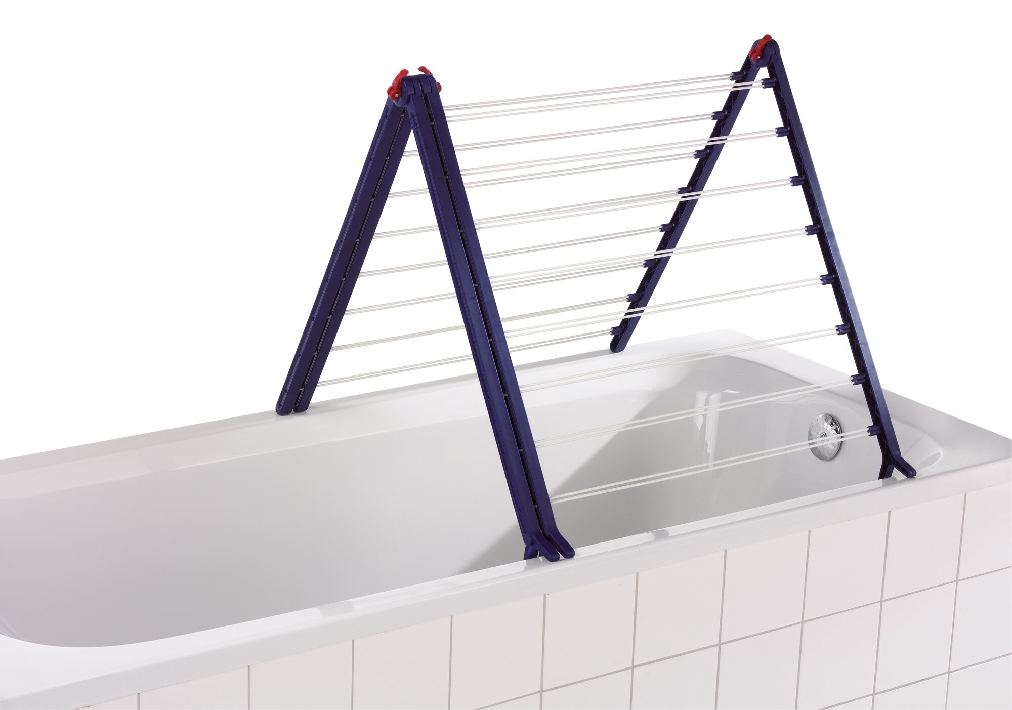 Ein dunkelblaues Wäschegestell steht auf einer weißen Badewanne, mit weißen Schnüren zum Trocknen.
