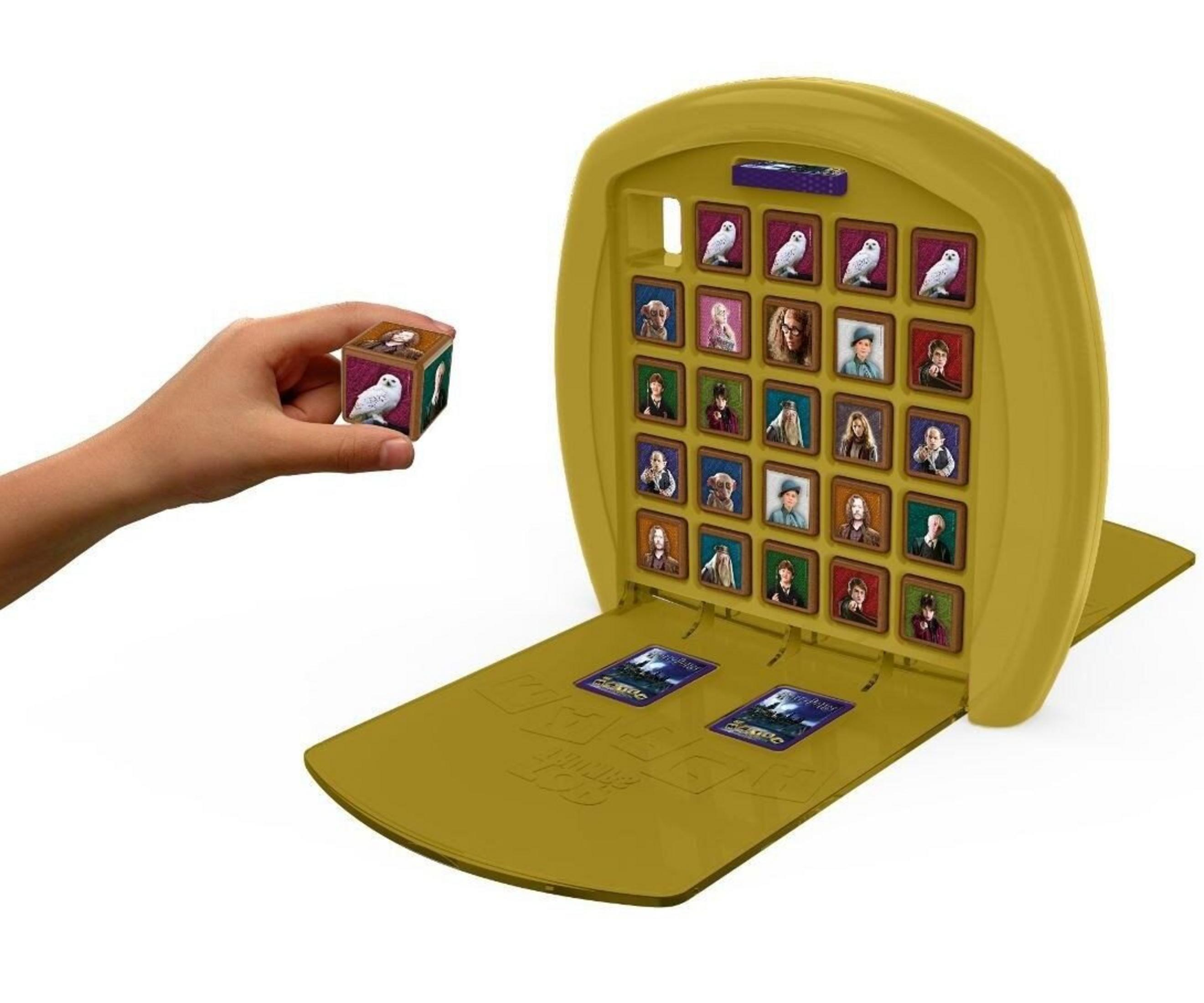 Ein Spielbrett mit Charakterbildern und ein Würfel mit Bildern, der in einer Hand gehalten wird.