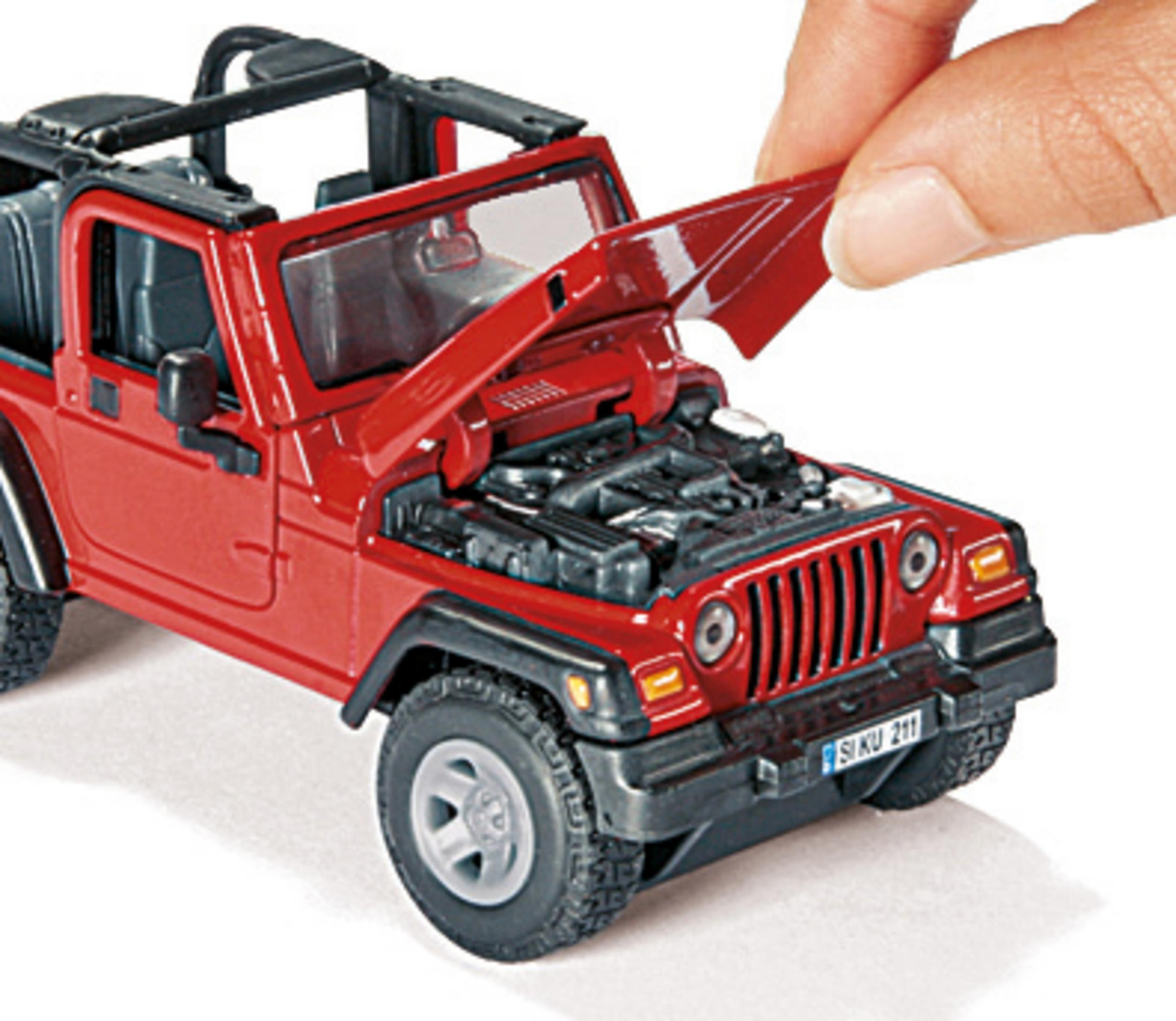 Czerwony Jeep z otwartą maską, trzymany przez rękę.