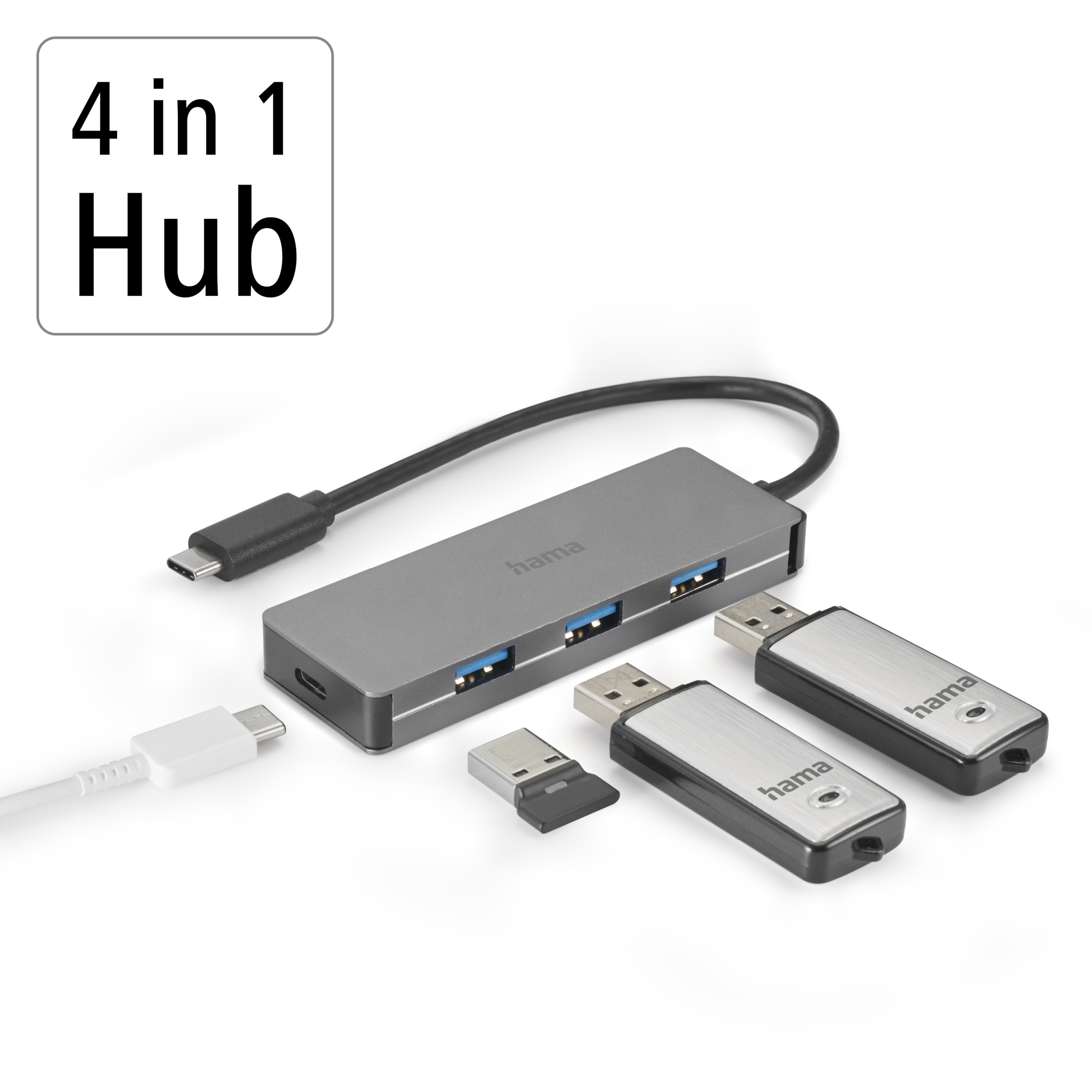 Un hub USB-C grigio con tre porte USB-A e due chiavette USB.