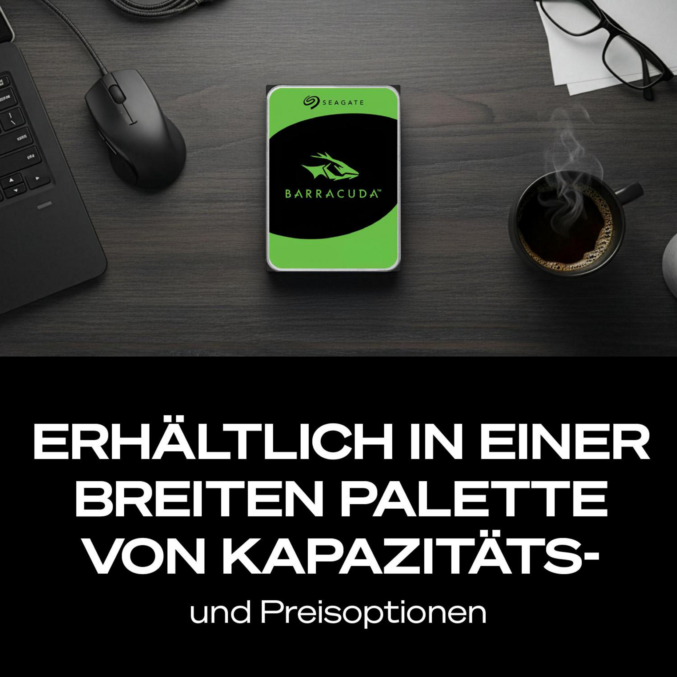 Seagate Barracuda Festplatte auf einem Schreibtisch mit Maus und Kaffee.