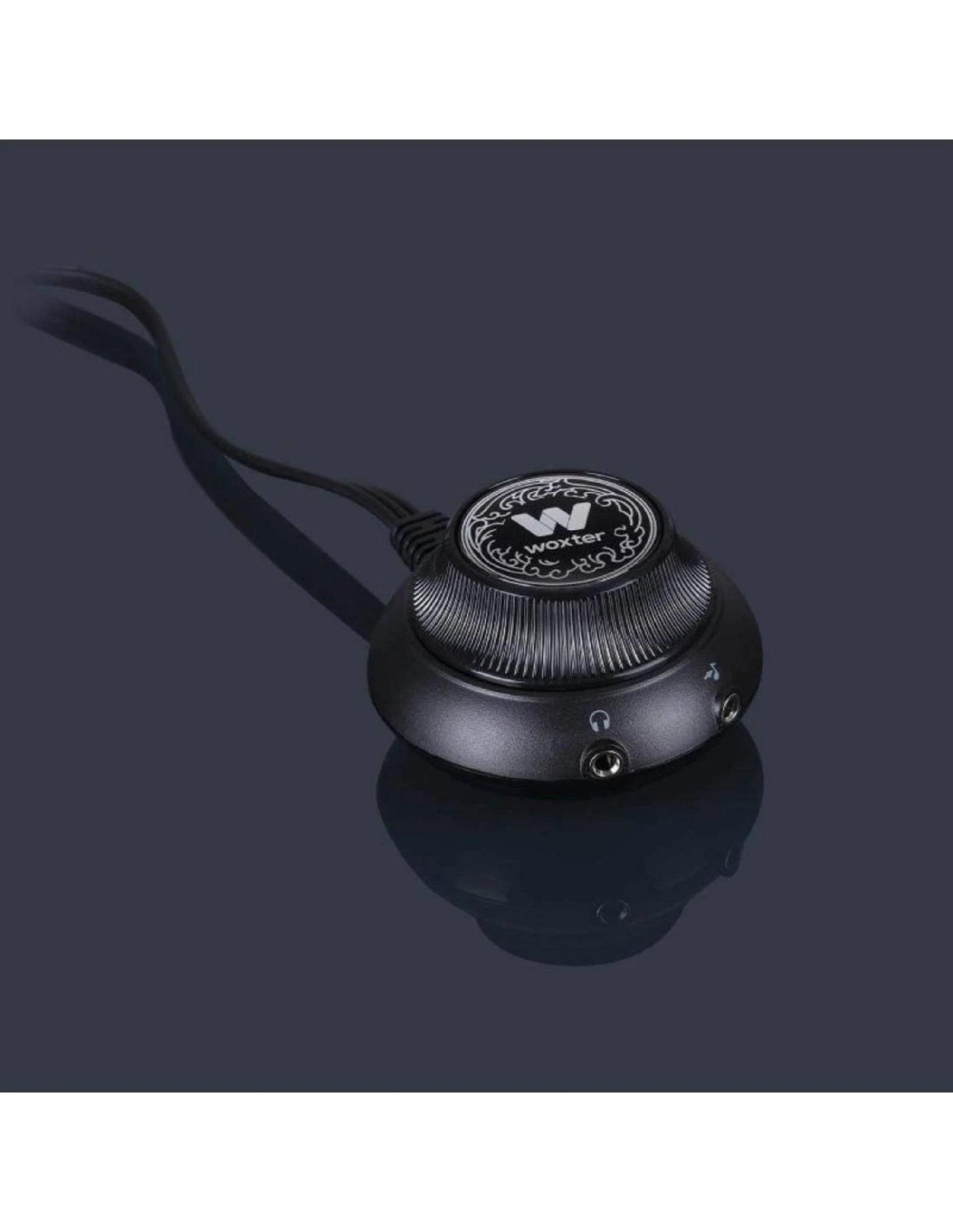 Un controlador de audio negro con logo 'W' y 'woxter', cable y puertos.