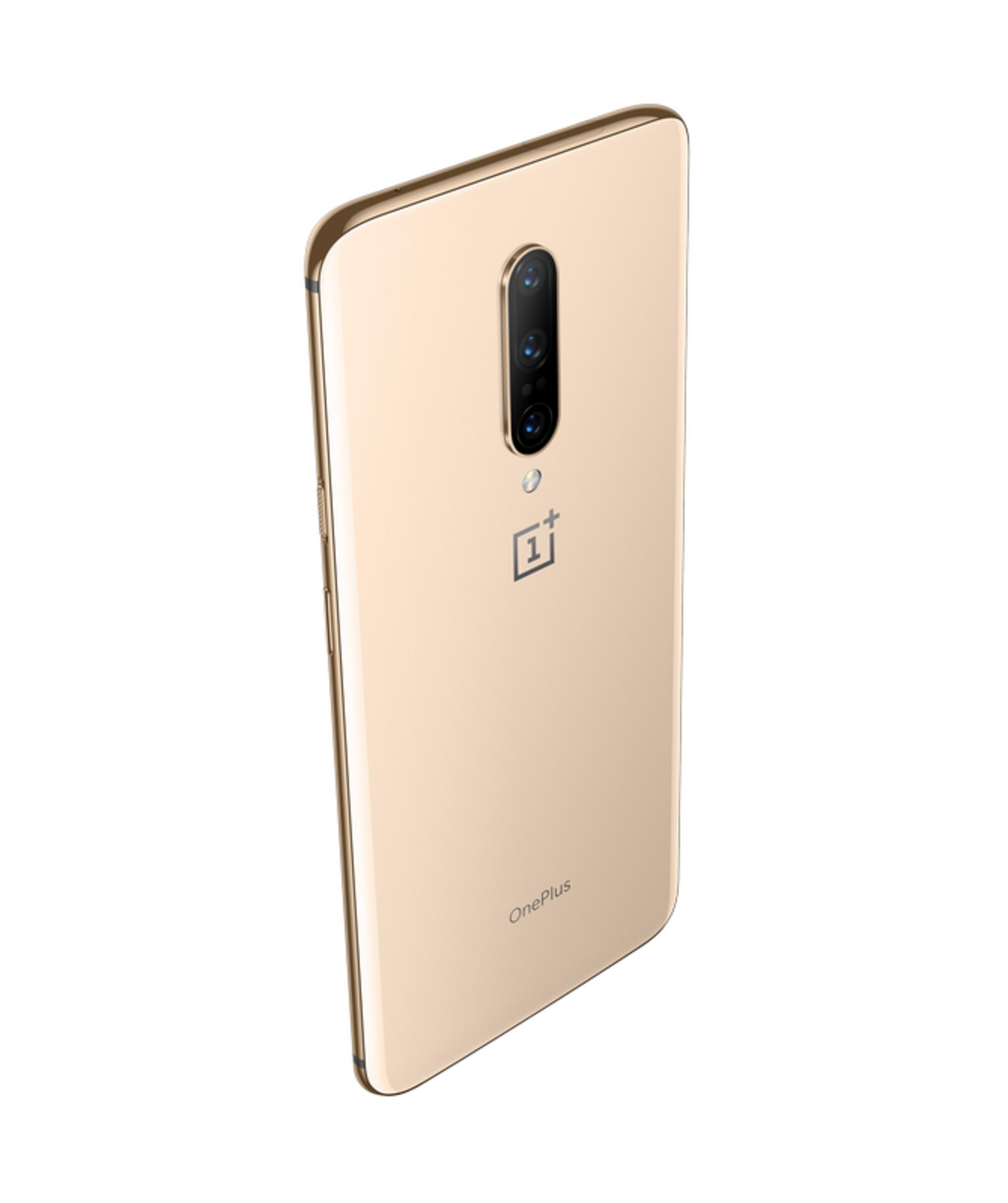 Ein goldenes Smartphone mit drei Kameras und einem OnePlus-Logo auf weißem Hintergrund.