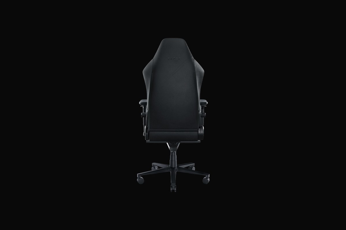 Sedia da gaming nera vista da dietro, con logo Razer sullo schienale.
