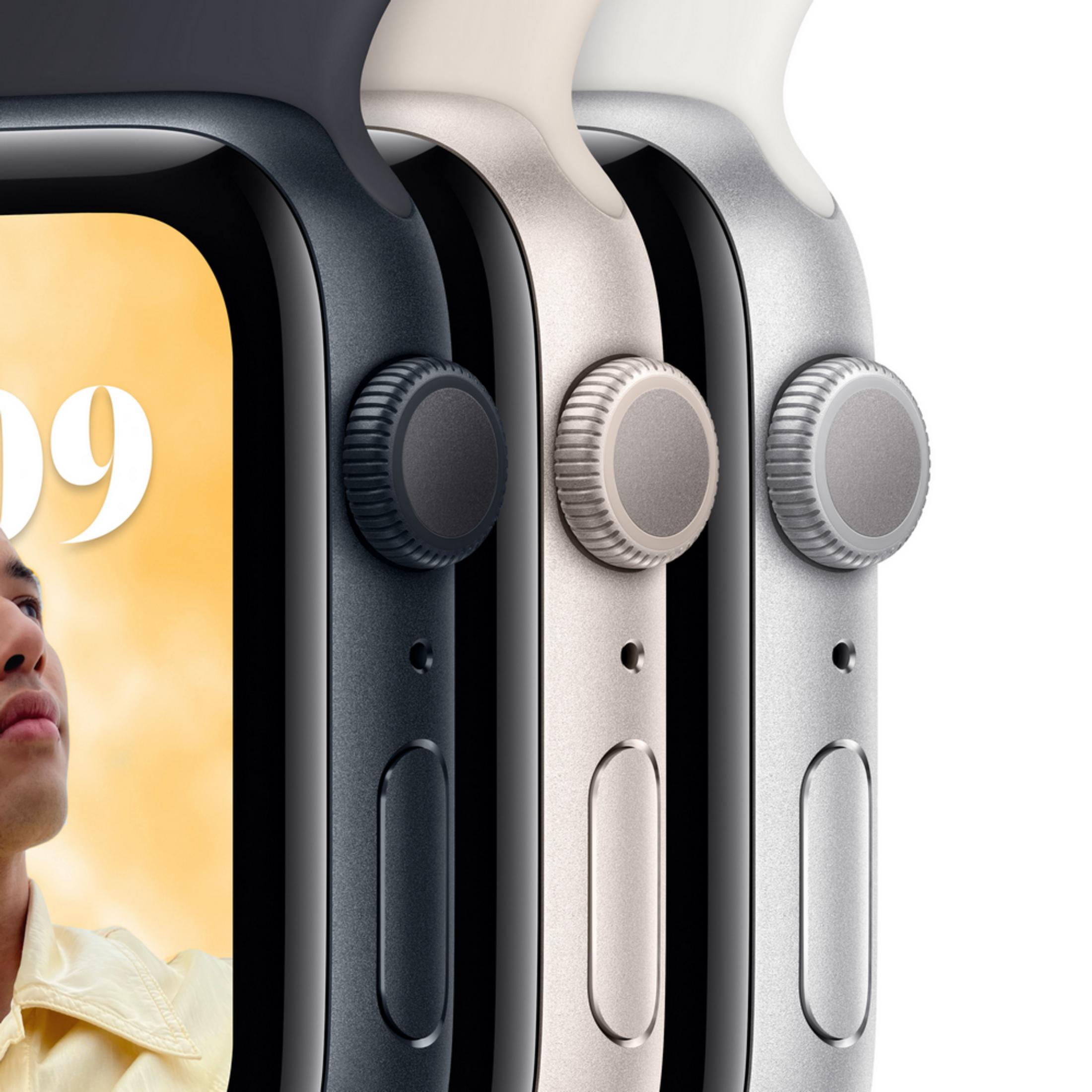Tres Apple Watches en gris oscuro, oro rosa y plata una al lado de la otra.