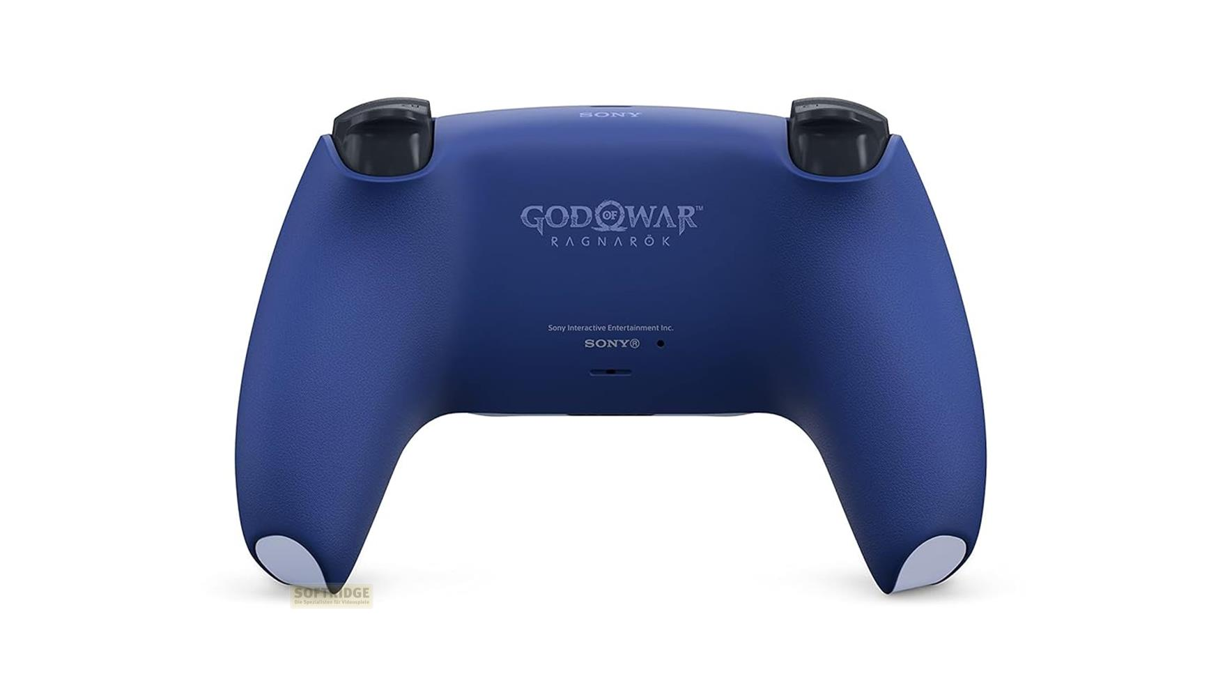 Dunkelblaue PS5-Controller-Rückseite mit God of War Ragnarök-Logo.