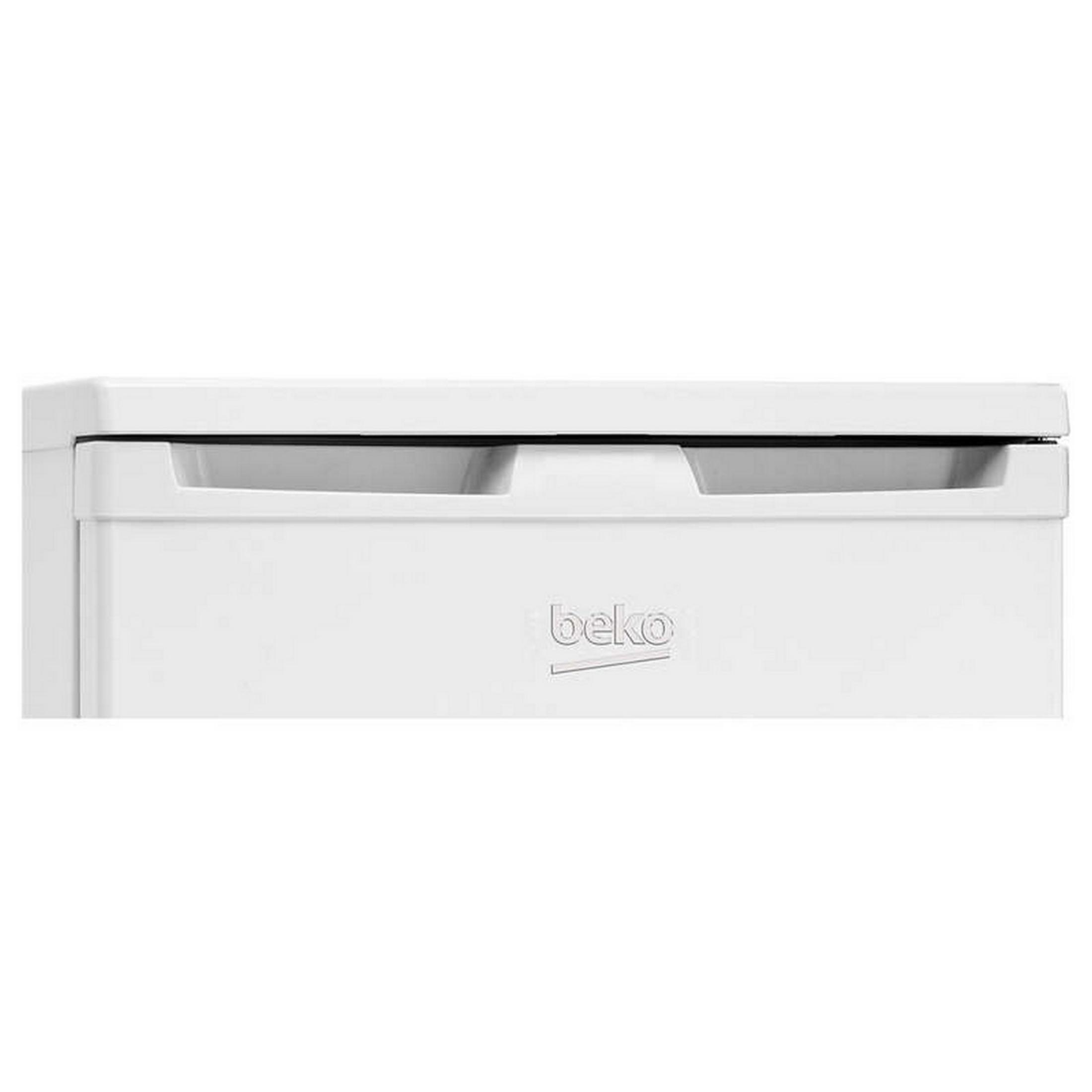 Un frigorifero bianco con logo Beko e maniglia incassata.