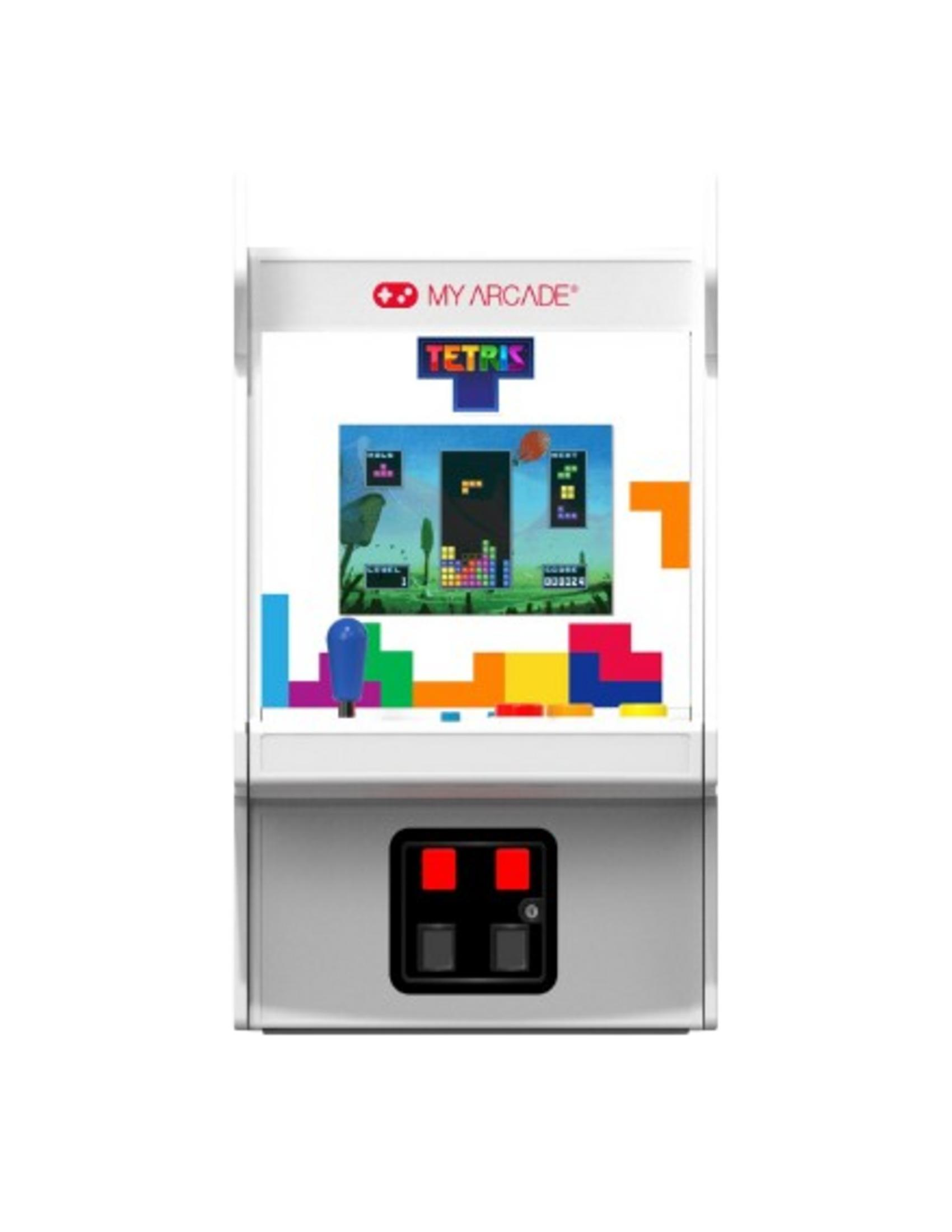 Una macchina arcade Tetris con schermo di gioco colorato e joystick.