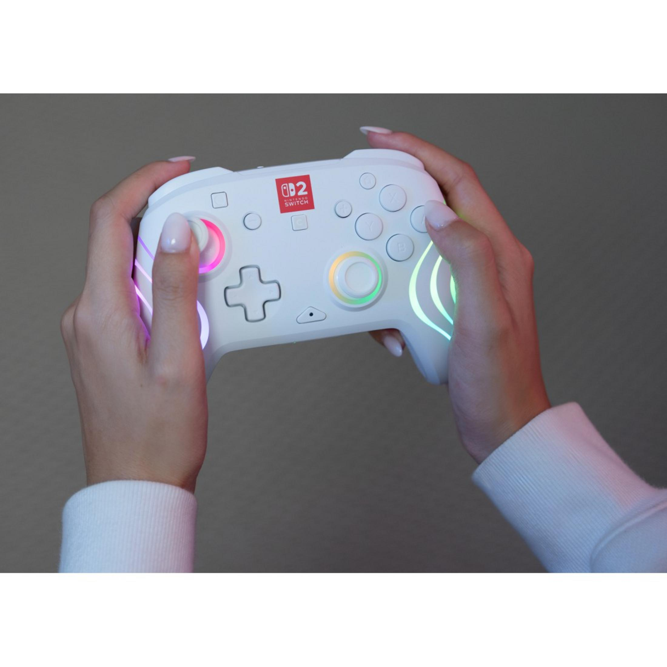 Controller bianco Nintendo Switch con luci colorate, tenuto dalle mani.
