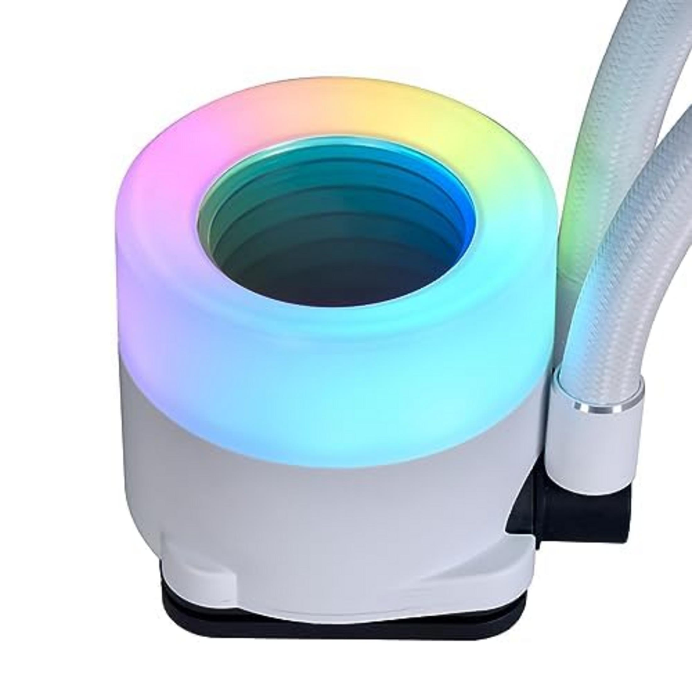 Ein weißer CPU-Kühler mit RGB-Beleuchtung und Schläuchen.