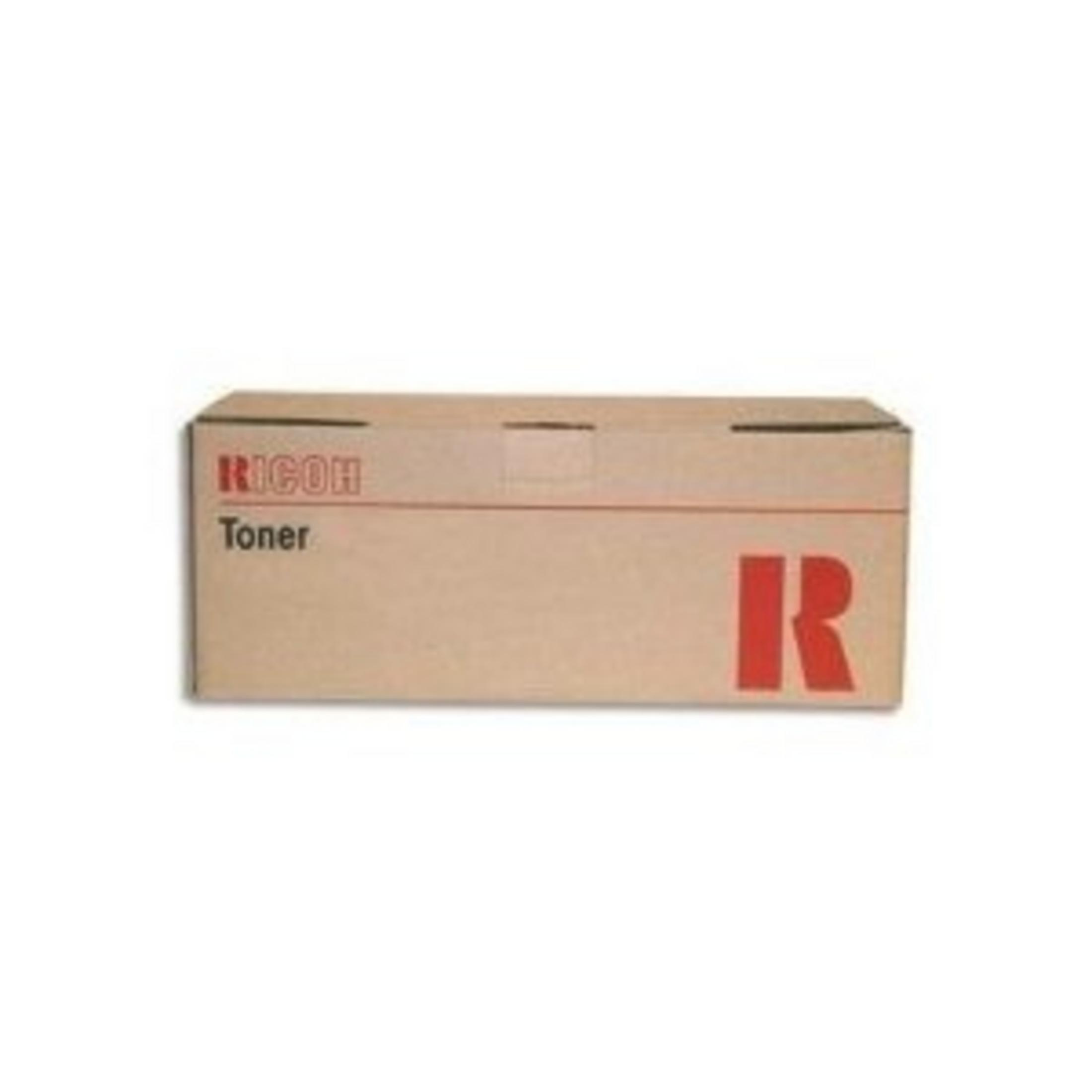 Een bruine kartonnen doos met rode tekst en logo. Er staat RICOH Toner en een rode R.