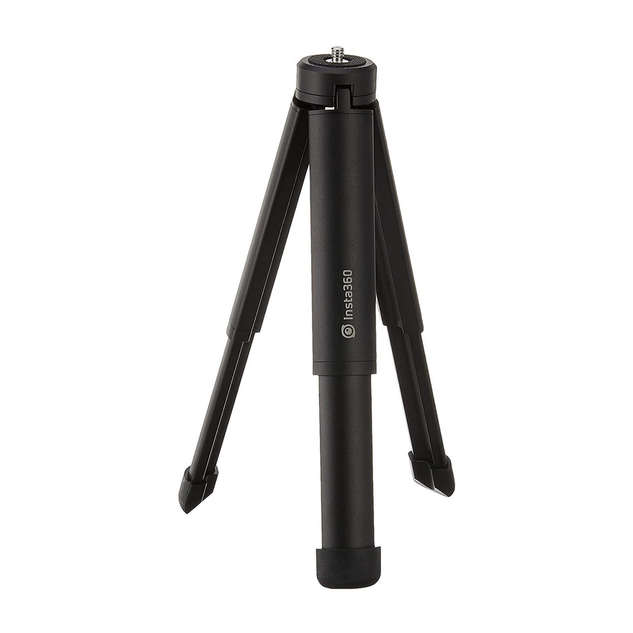 Ein schwarzes Insta360 Stativ mit drei ausklappbaren Beinen auf weißem Hintergrund.