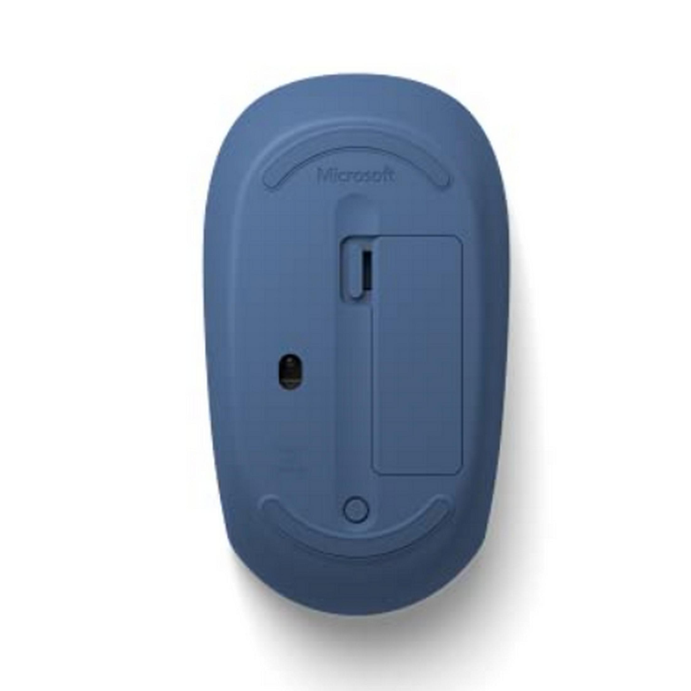 Parte inferiore di un mouse Microsoft blu con vano batteria e sensori.