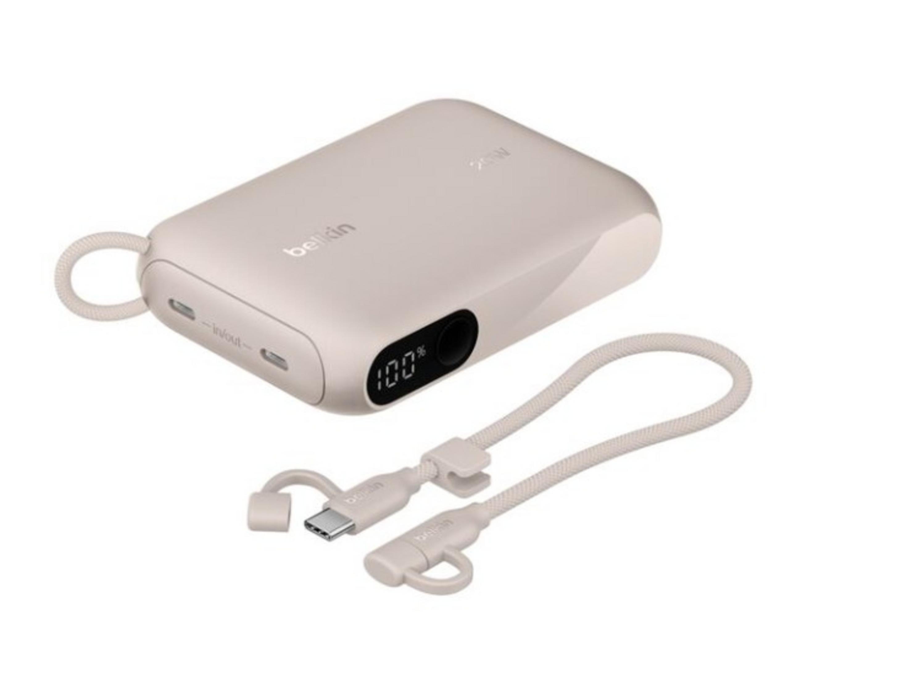 Un power bank Belkin beige con carica al 100% e cavo USB-C.