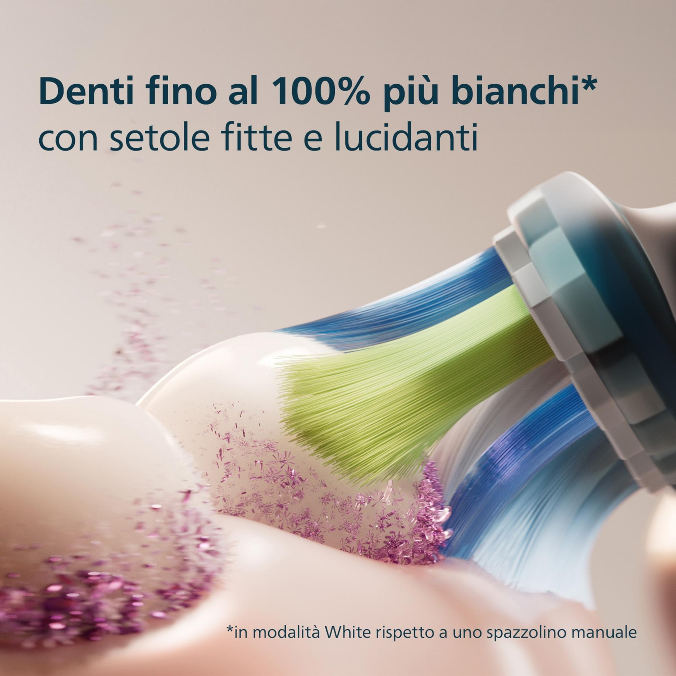 Primer plano de un cepillo de dientes eléctrico con cerdas verdes y azules y partículas de purpurina morada.