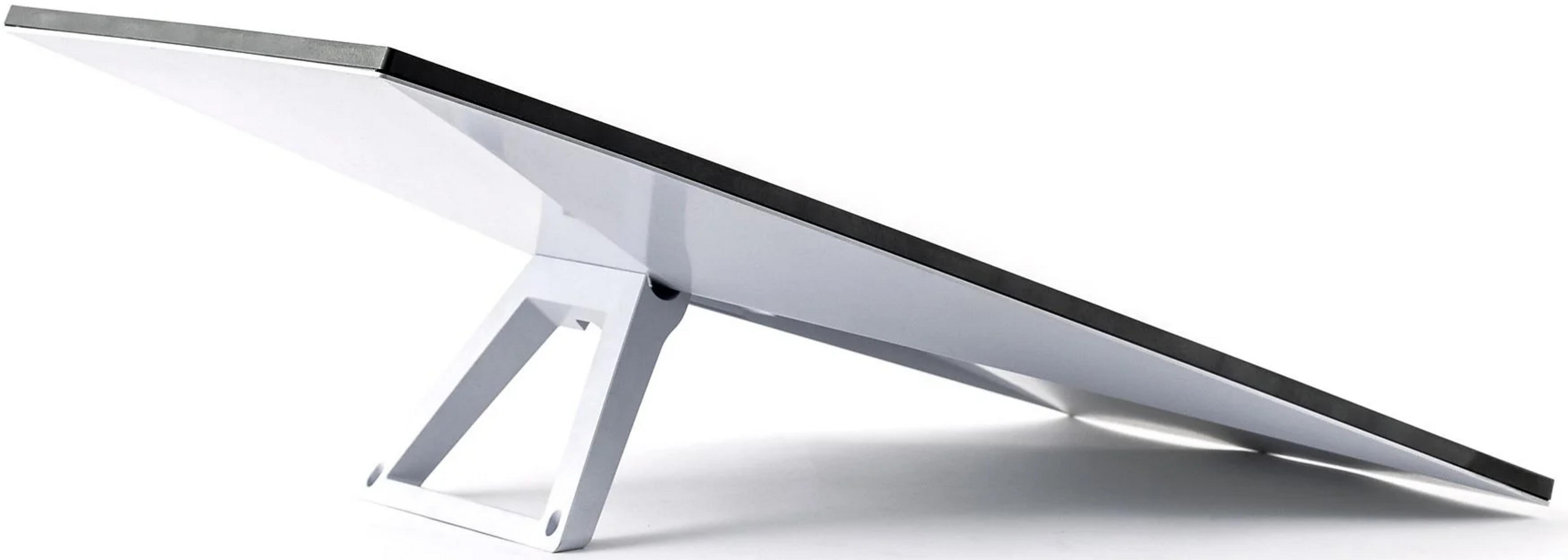 Un soporte blanco sostiene una pantalla delgada e inclinada con bisel negro.