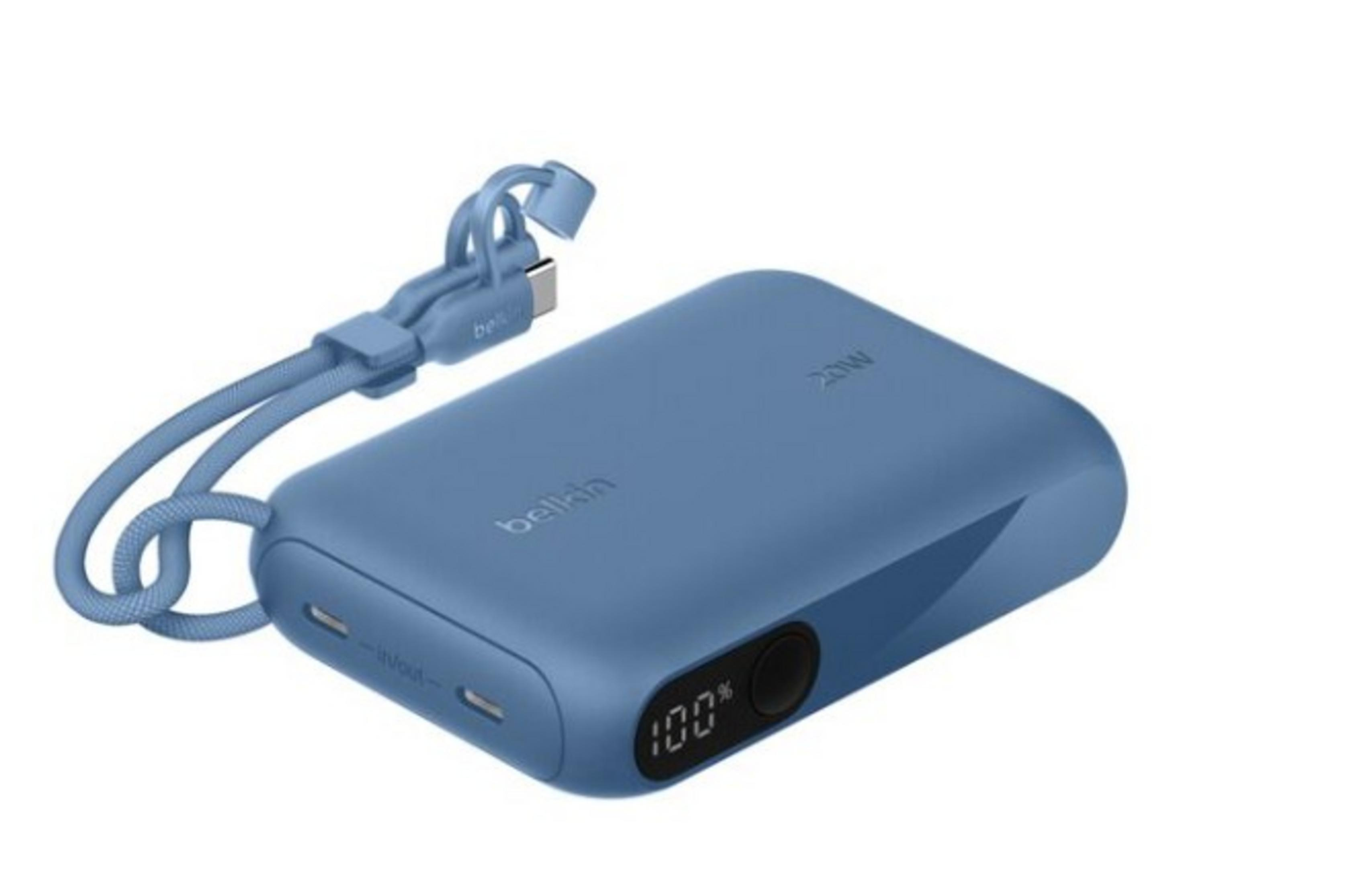 Une batterie externe Belkin bleue avec câble USB-C et indicateur de charge 100%.